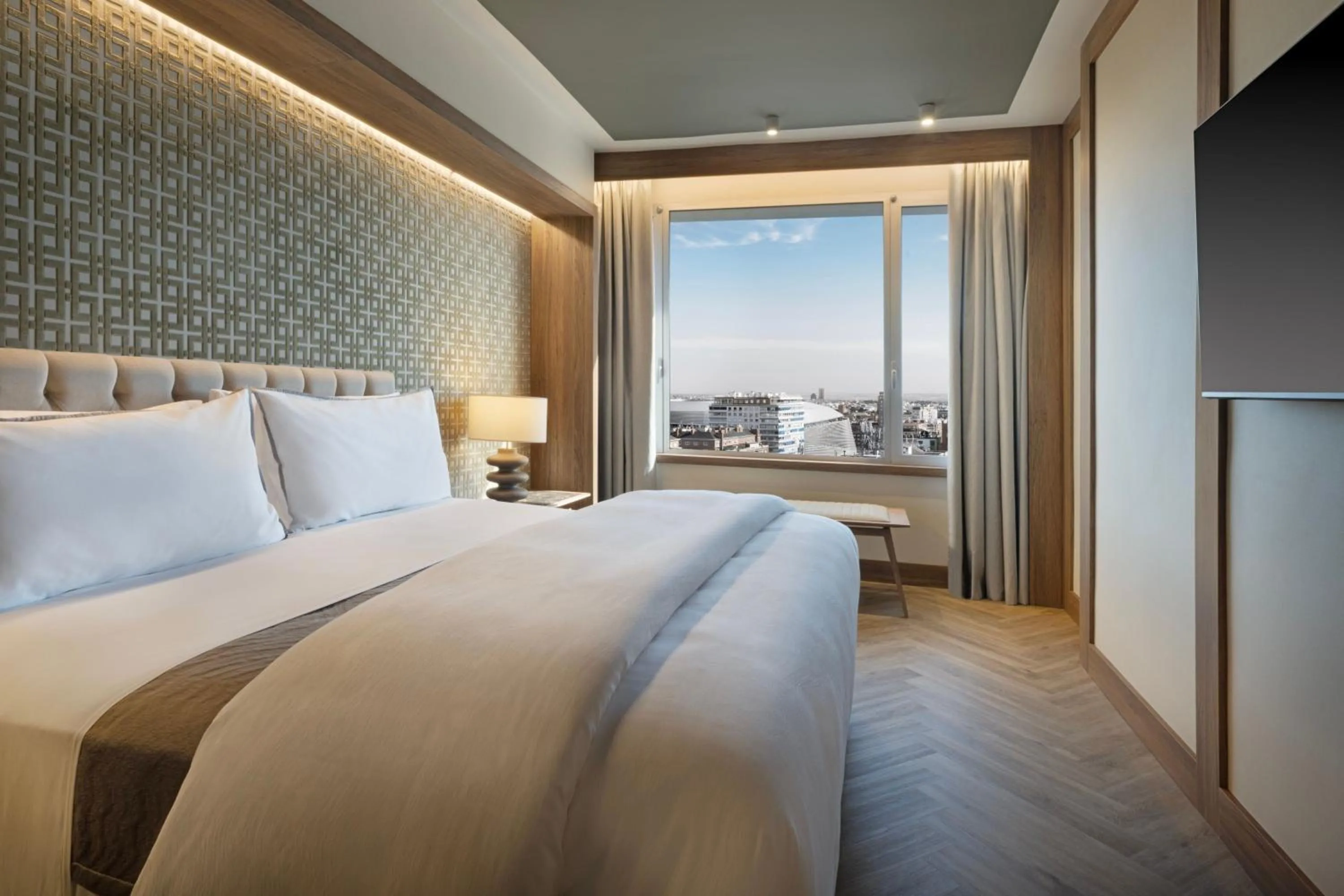 Photo of the whole room, Bed in The Westin Madrid Cuzco