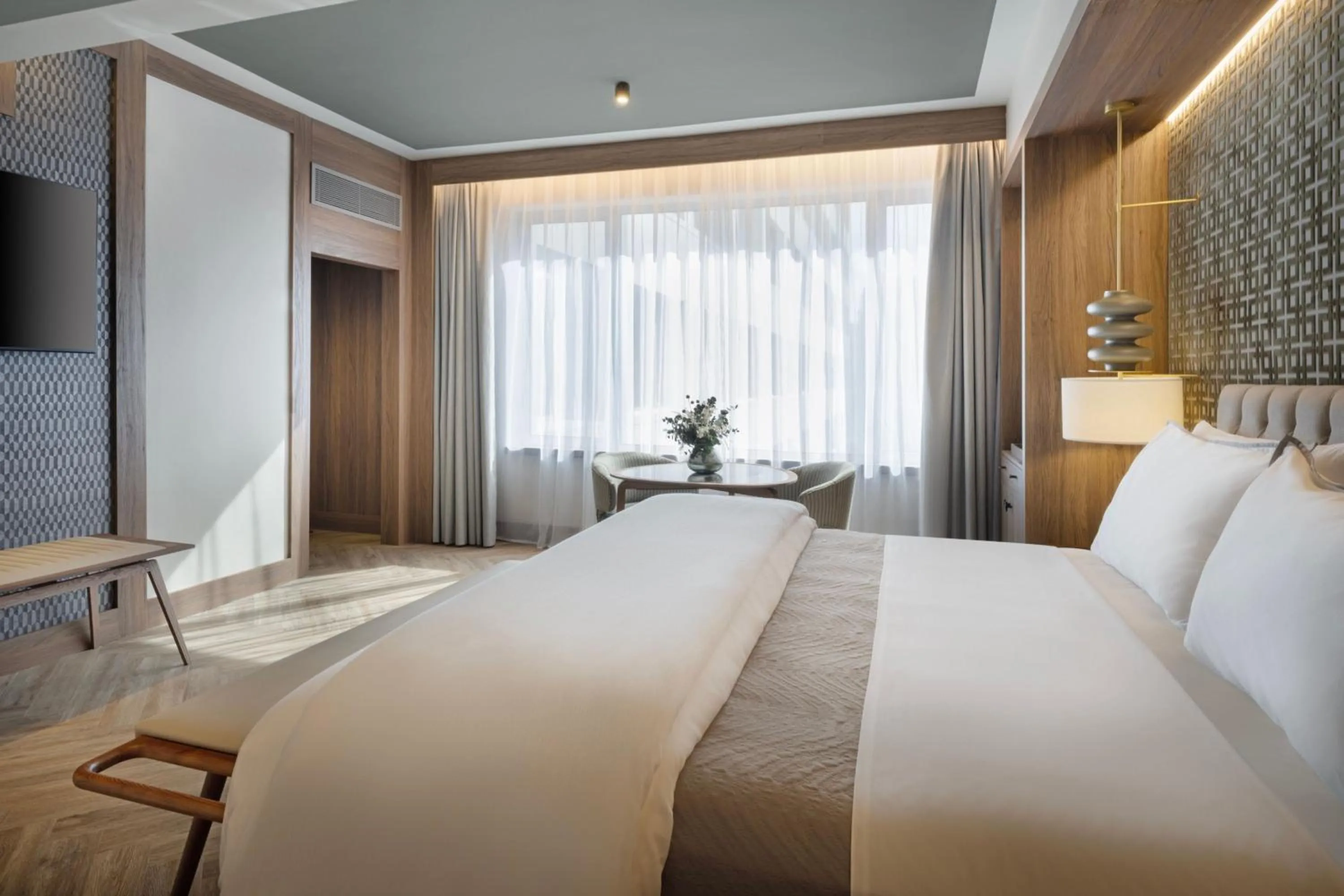 Photo of the whole room, Bed in The Westin Madrid Cuzco