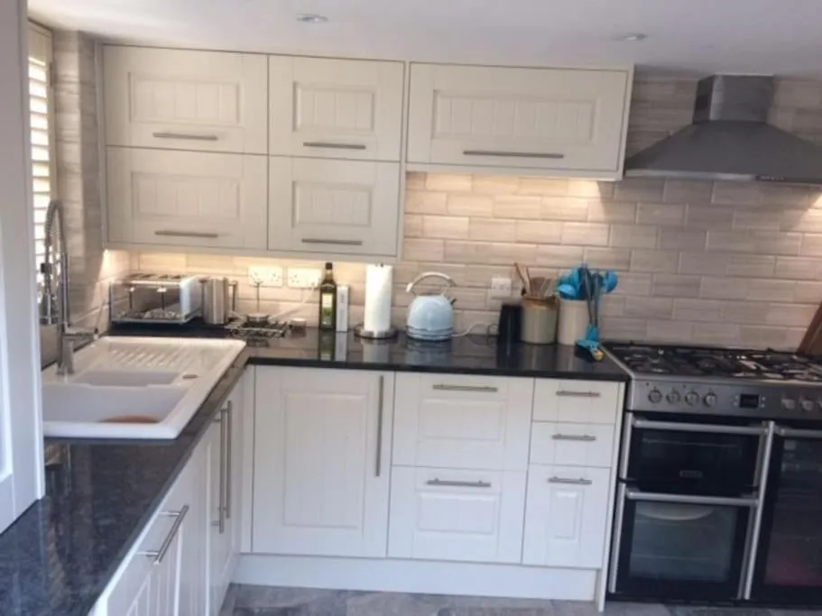 Coffee/tea facilities in River Road, Littlehampton, Executive Apartment