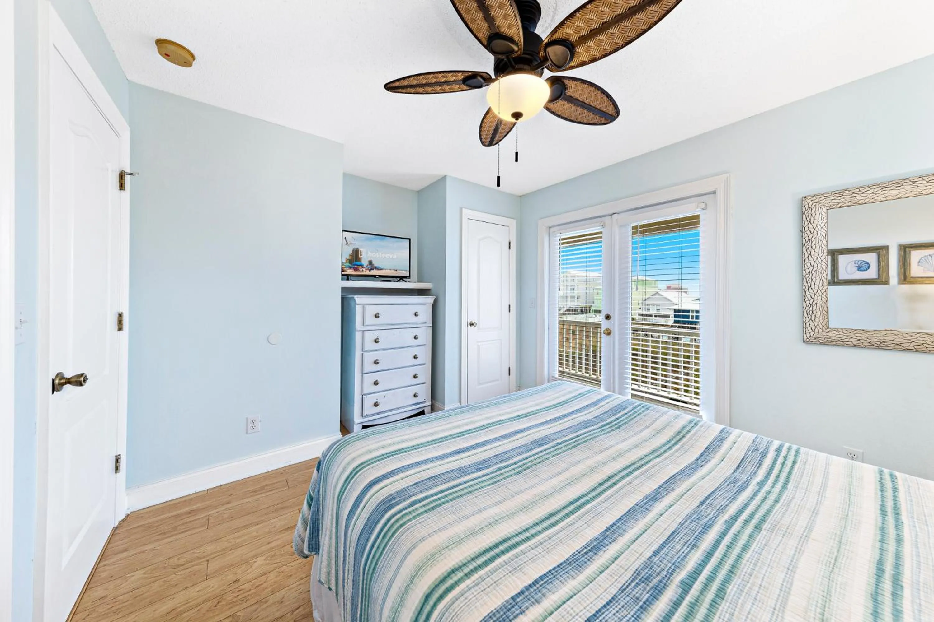 Bedroom, Bed in Turtle's Nest West