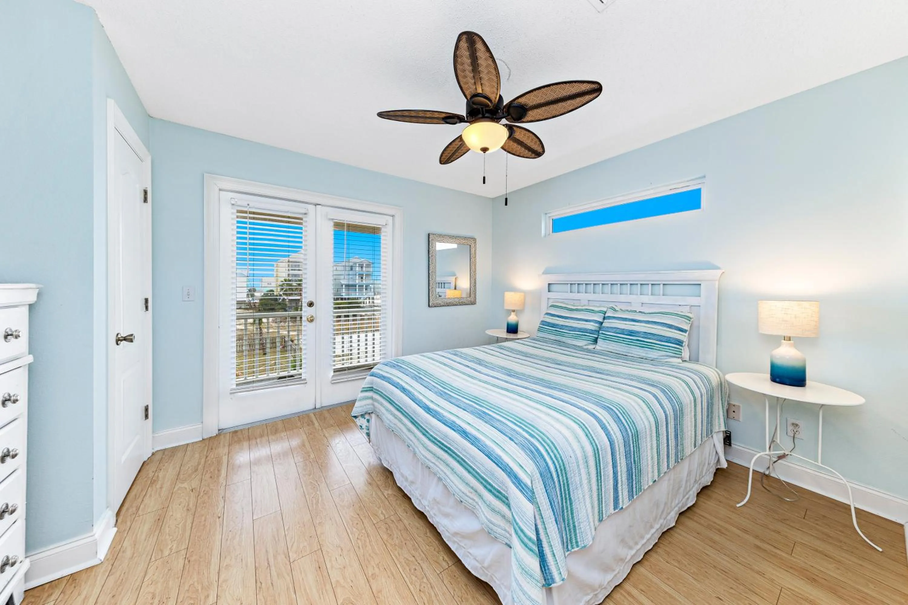 Bedroom, Bed in Turtle's Nest West