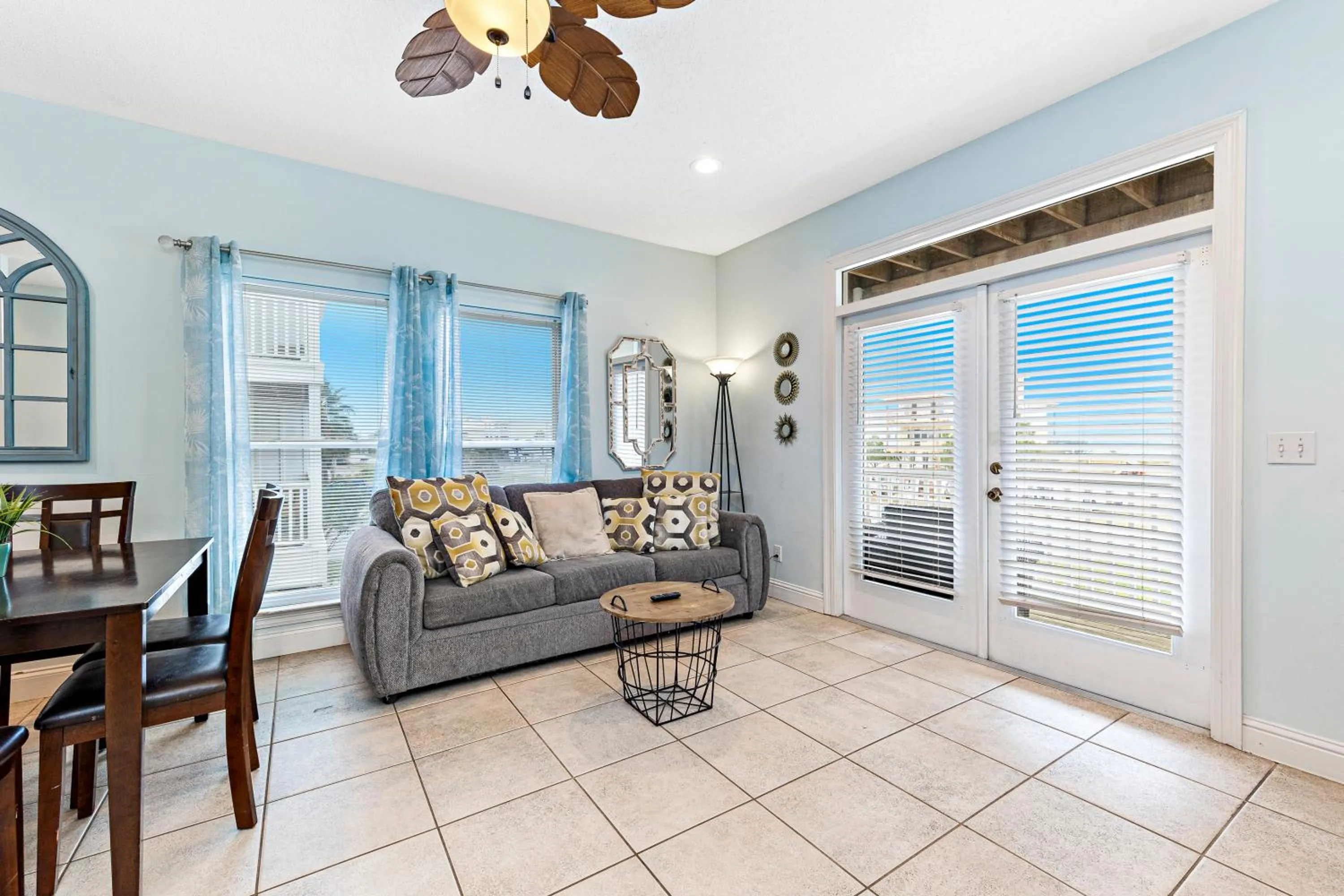 Living room in Turtle's Nest West