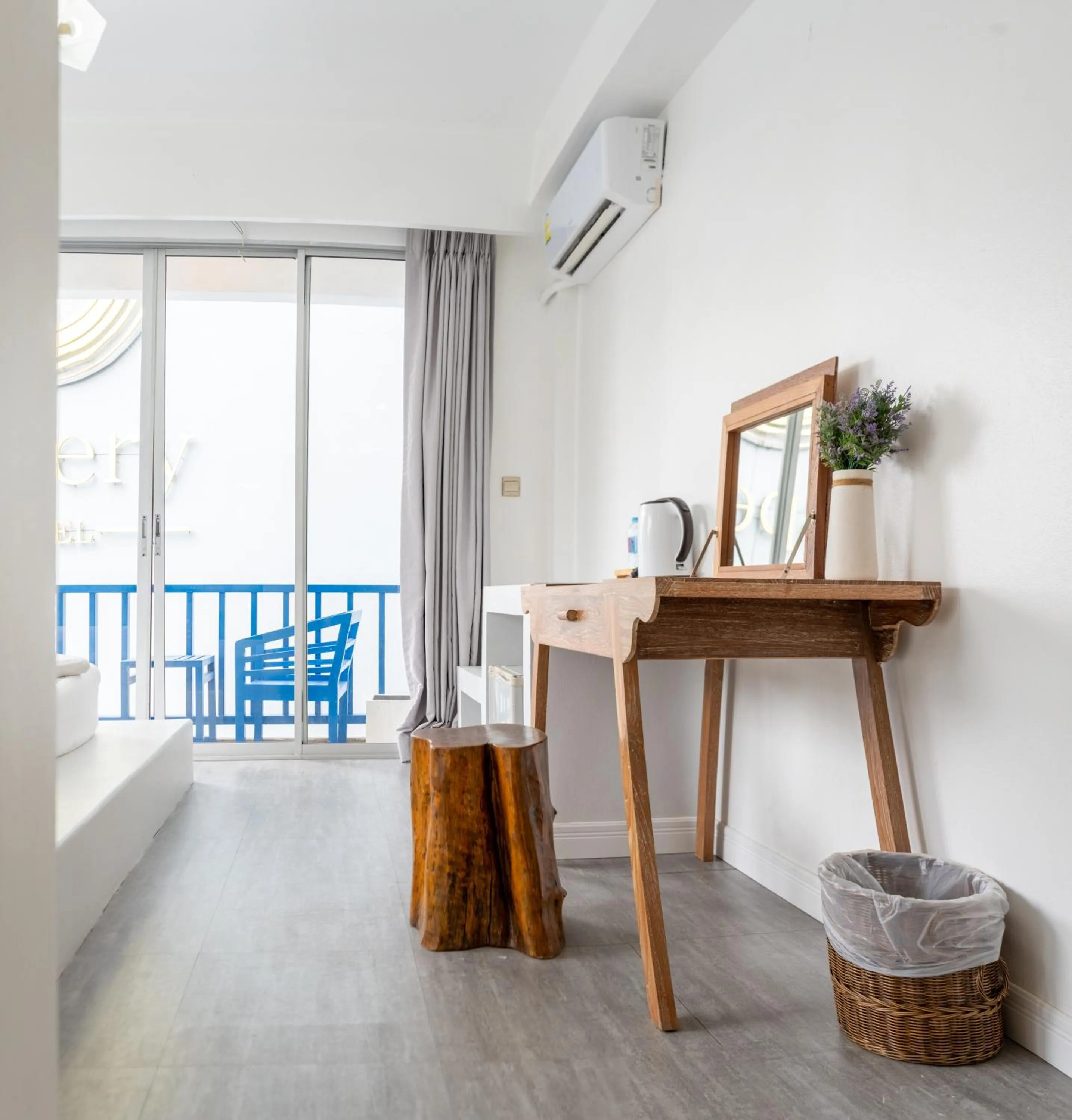 air conditioner in Meow Cat Cafe & Hotel