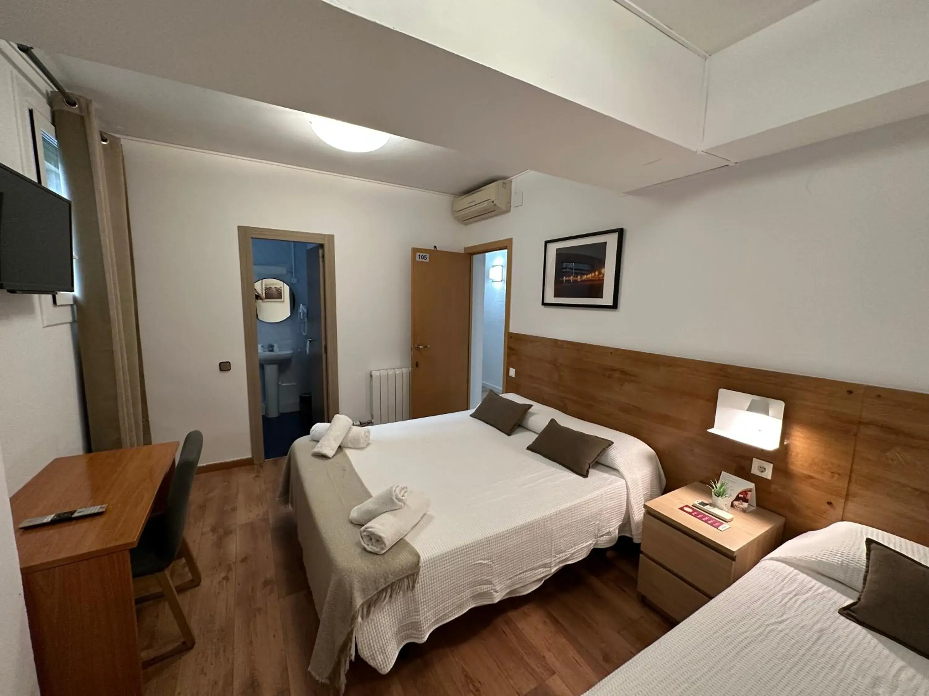 Triple Room with Private Bathroom in Hostal Alogar Triple Room with Private Bathroom in Hostal Alogar