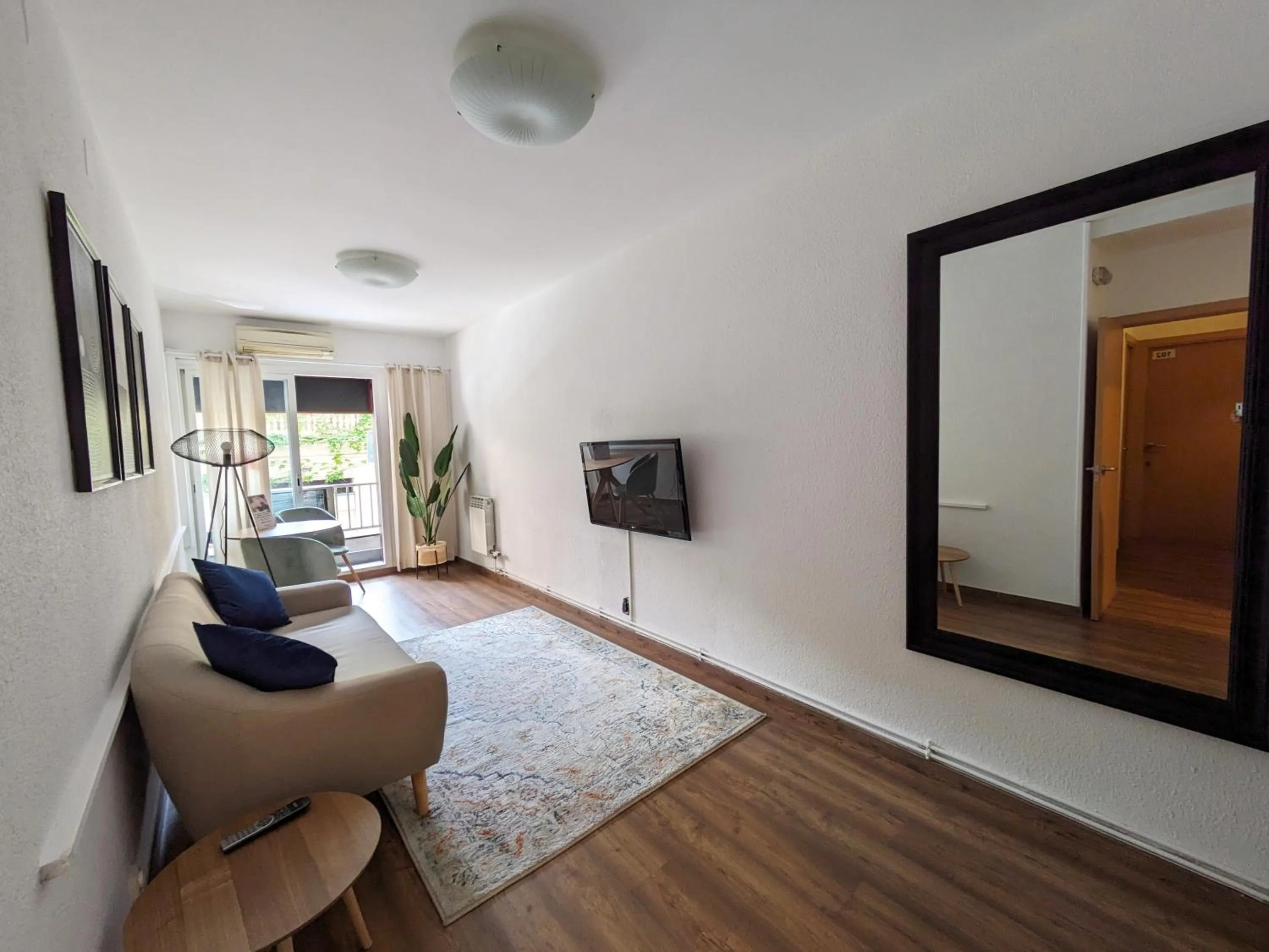 Communal lounge/ TV room in Hostal Alogar