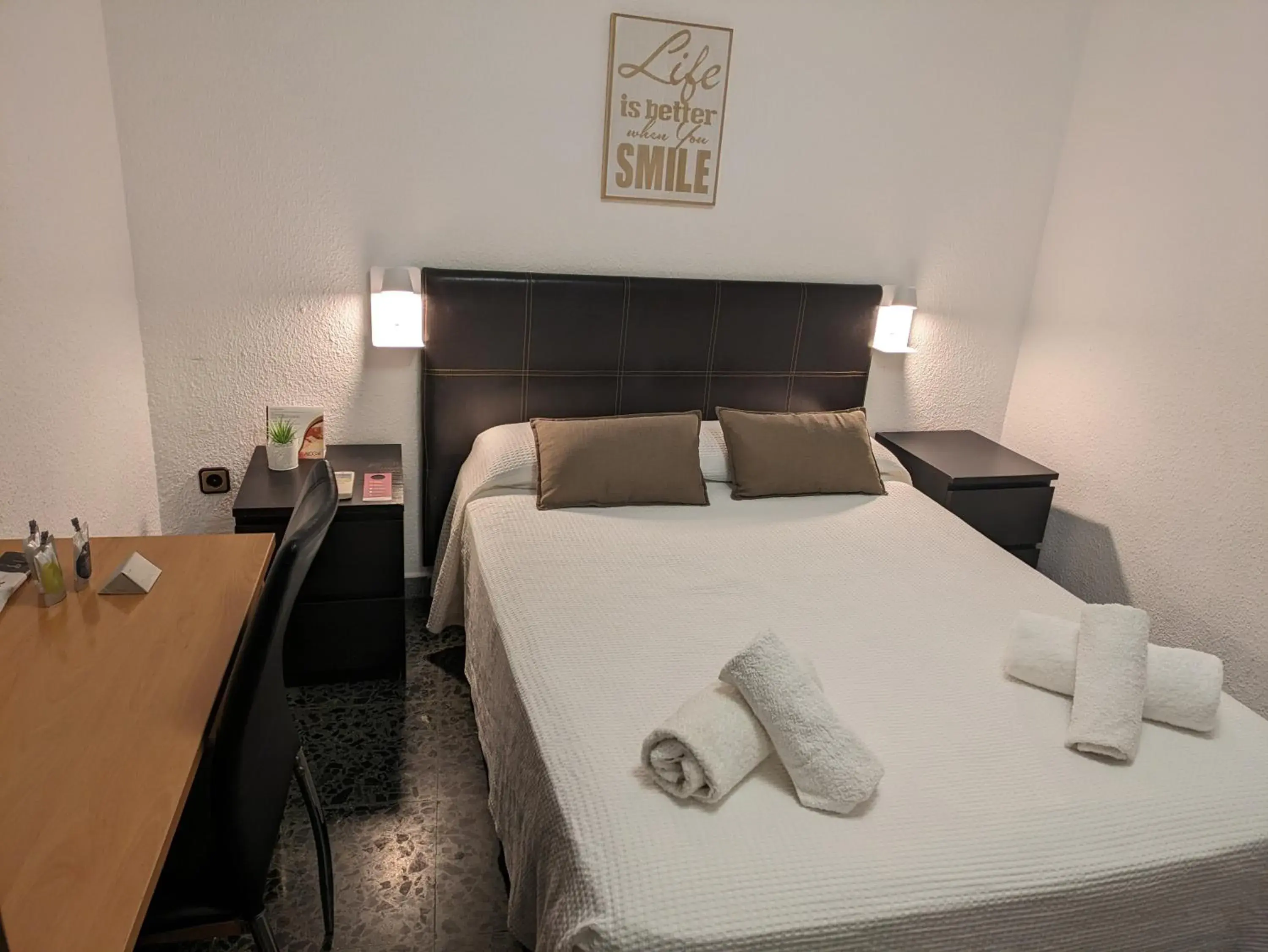 Double Room with Shared Bathroom in Hostal Alogar Double Room with Shared Bathroom in Hostal Alogar