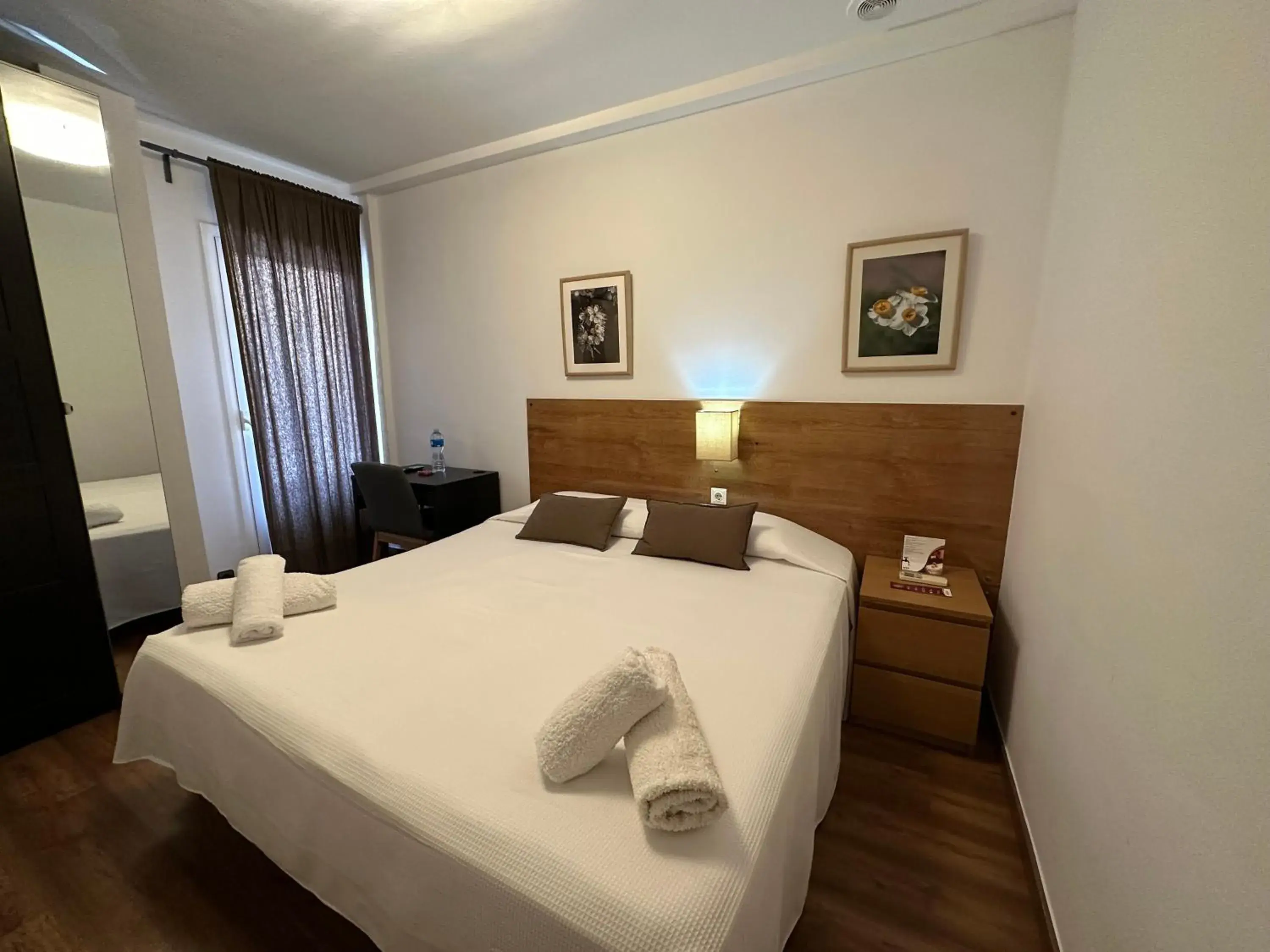 Double or Twin Room with Private Bathroom in Hostal Alogar Double or Twin Room with Private Bathroom in Hostal Alogar