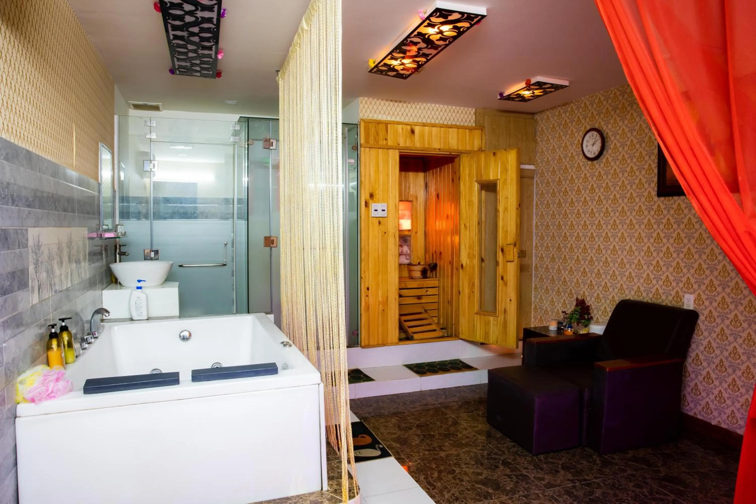 Hot Tub, Bed in LUXURY HOTEL HẬU GIANG