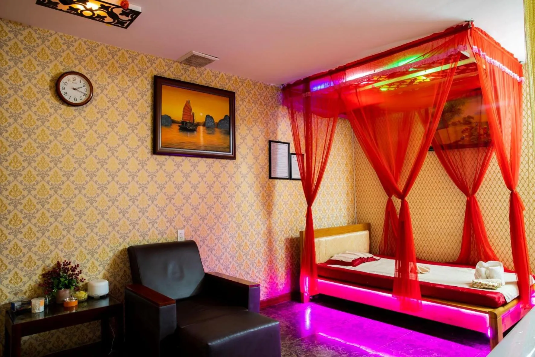 Spa and wellness centre/facilities, Bed in LUXURY HOTEL HẬU GIANG