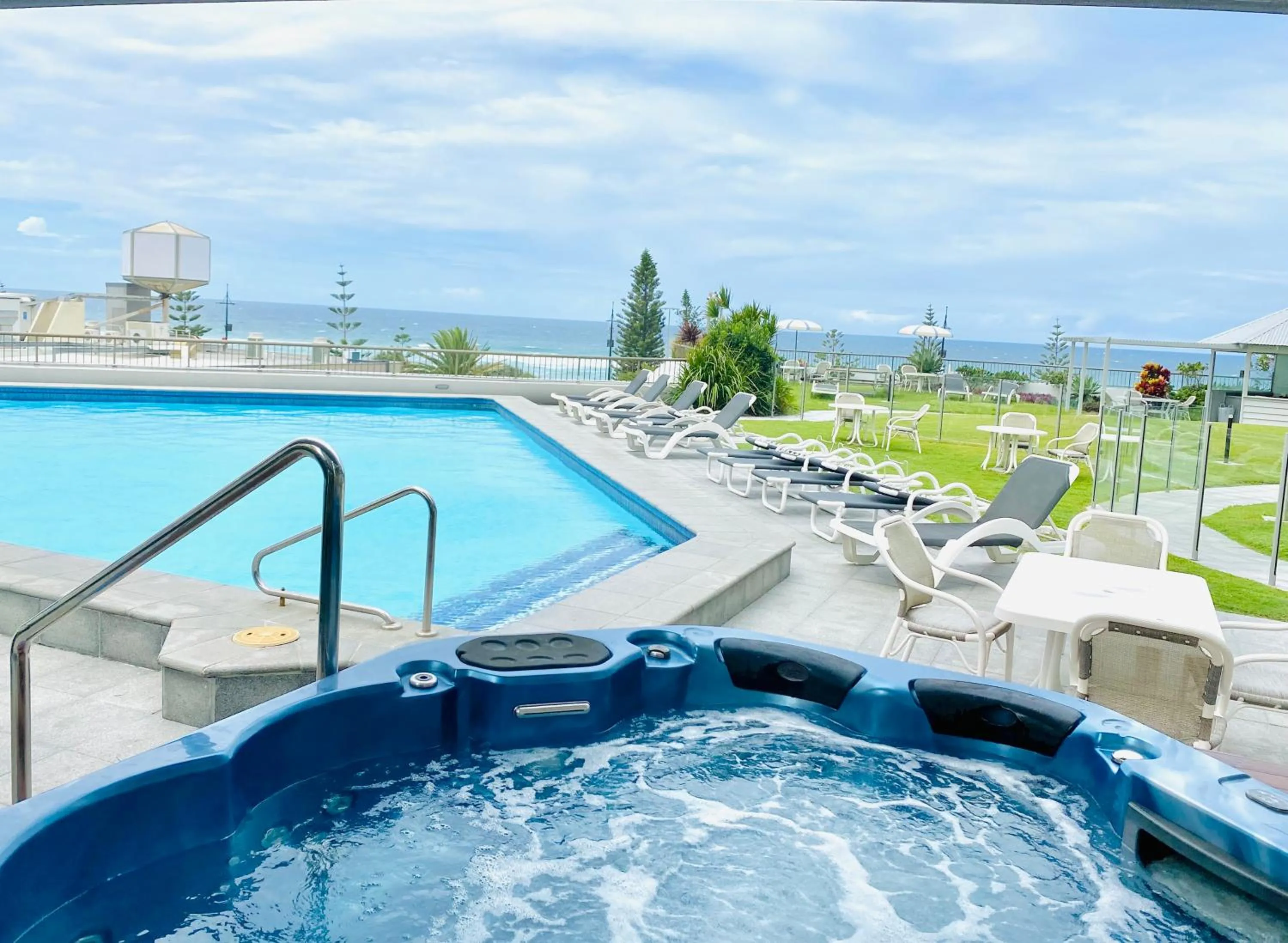 Hot Tub in Oceanfront Family Apartment Pool & BBQ
