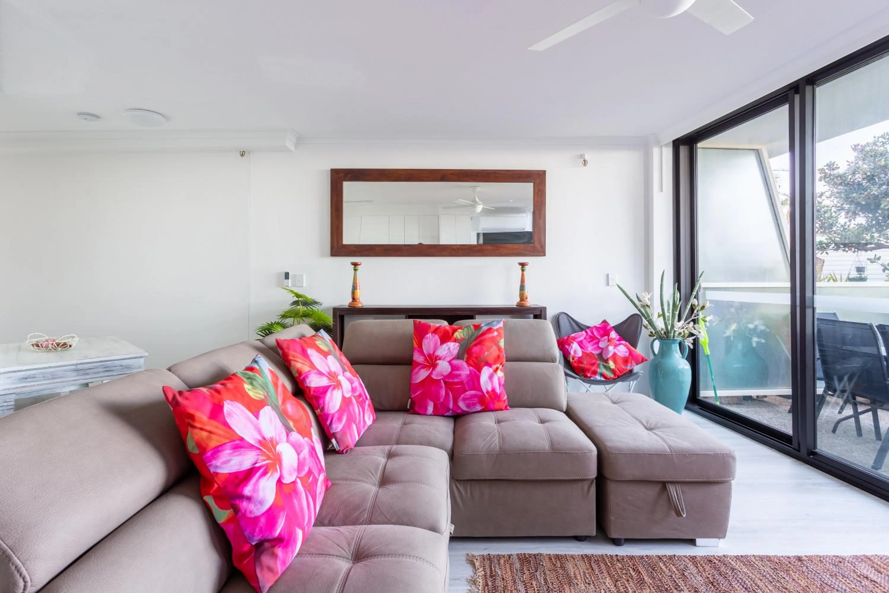 Living room in Oceanfront Family Apartment Pool & BBQ