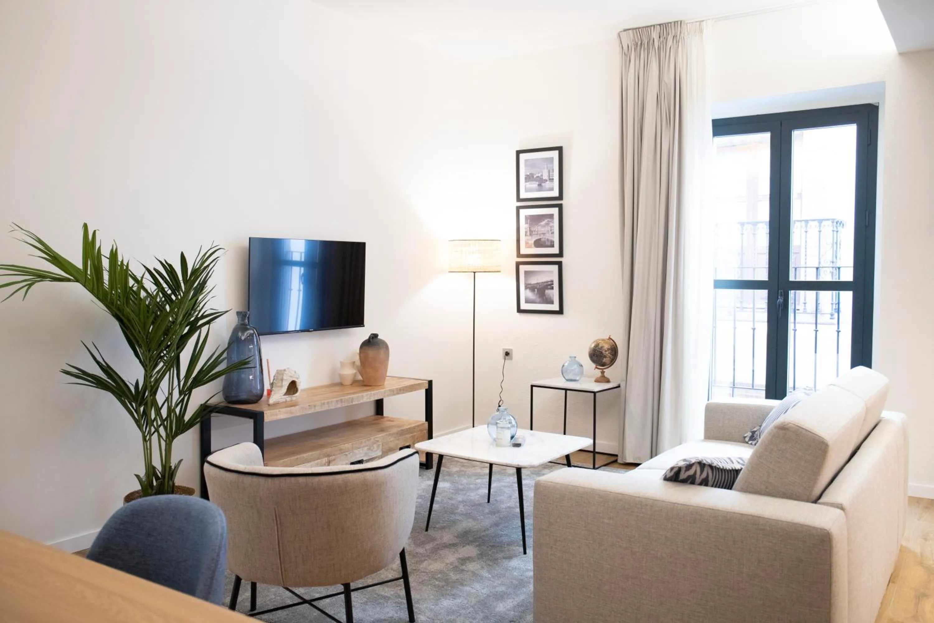 TV and multimedia in nQn Aparts & Suites Sevilla