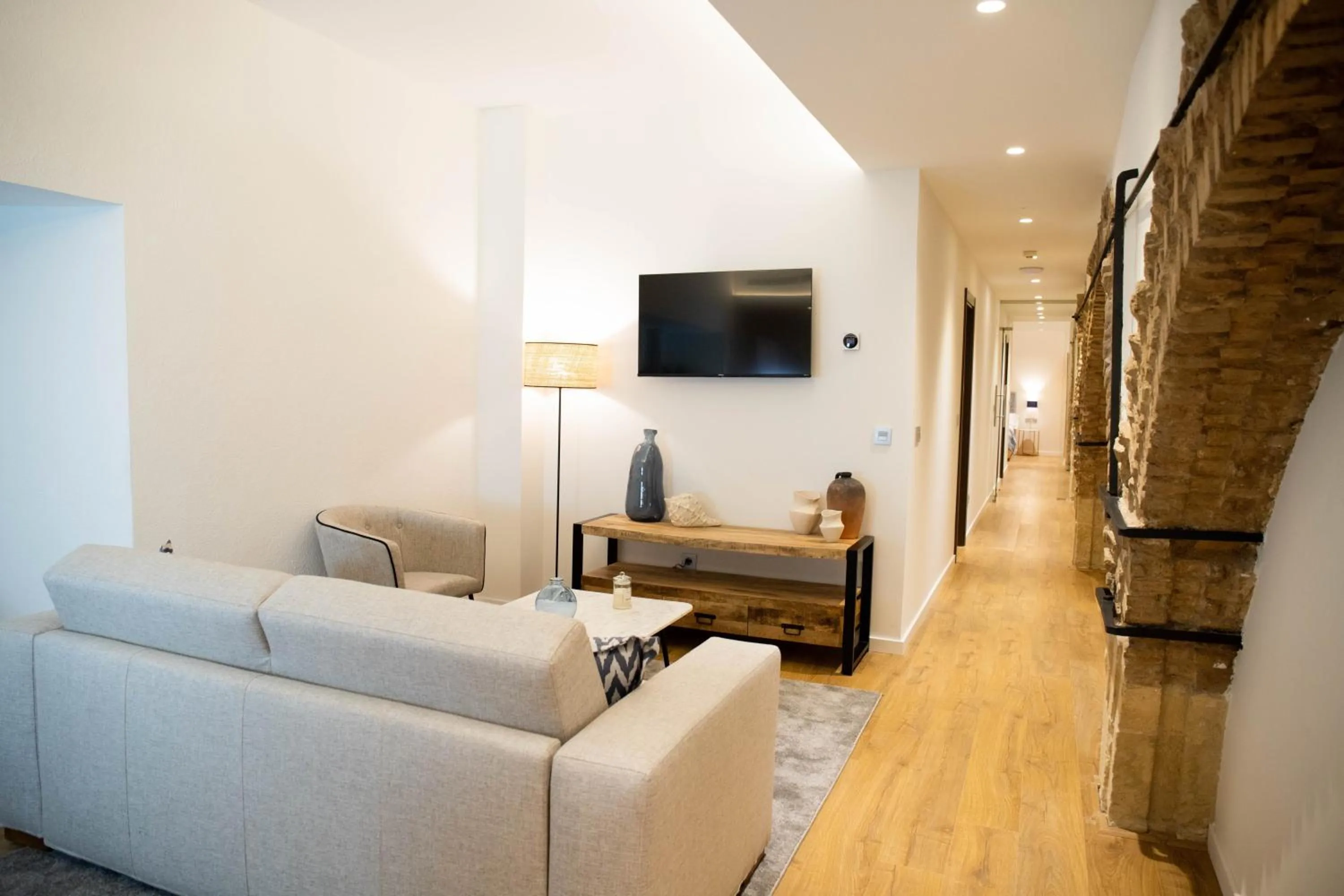 TV and multimedia in nQn Aparts & Suites Sevilla