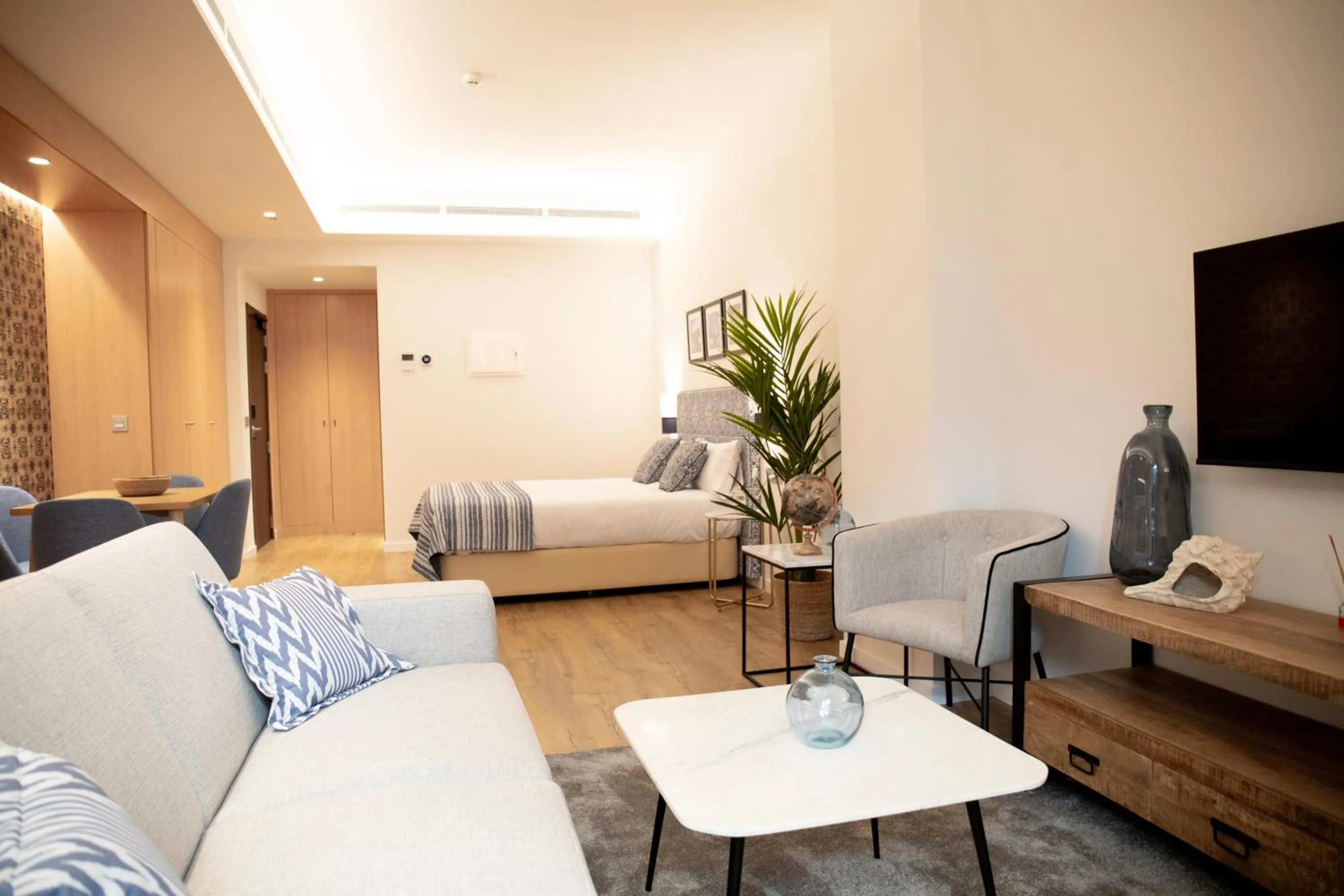 Communal lounge/ TV room, Bed in nQn Aparts & Suites Sevilla