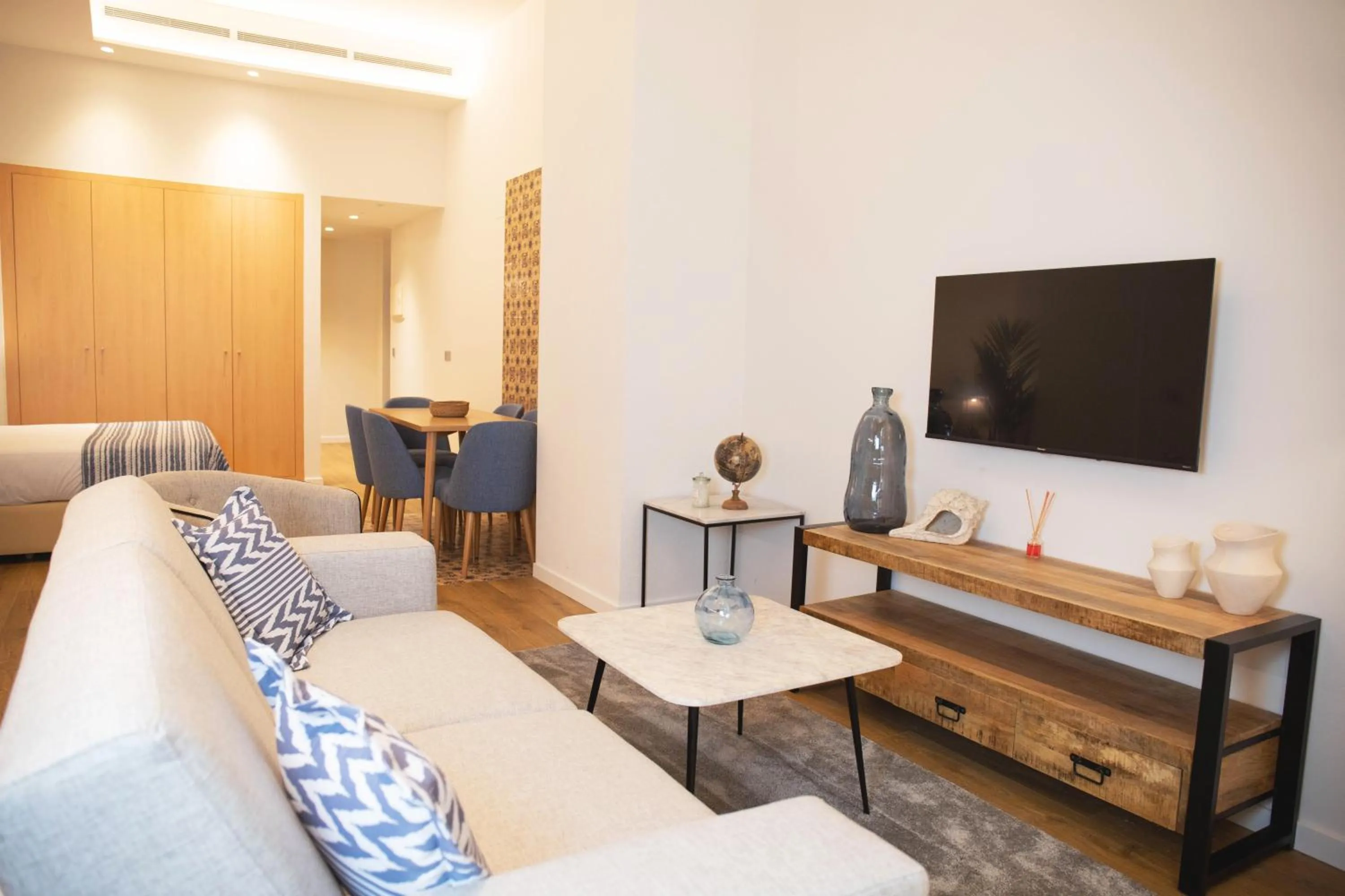 Communal lounge/ TV room in nQn Aparts & Suites Sevilla