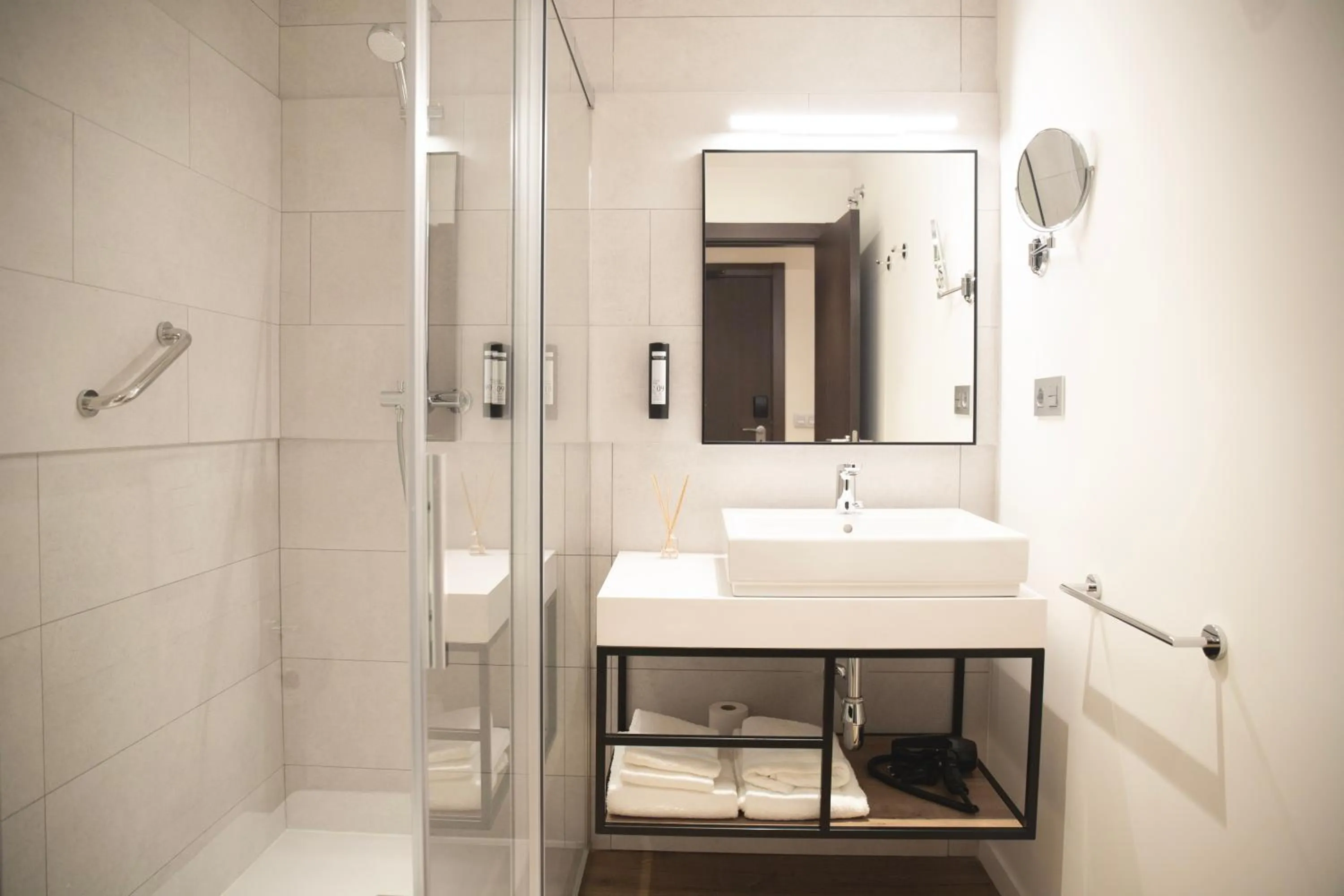 Shower in nQn Aparts & Suites Sevilla