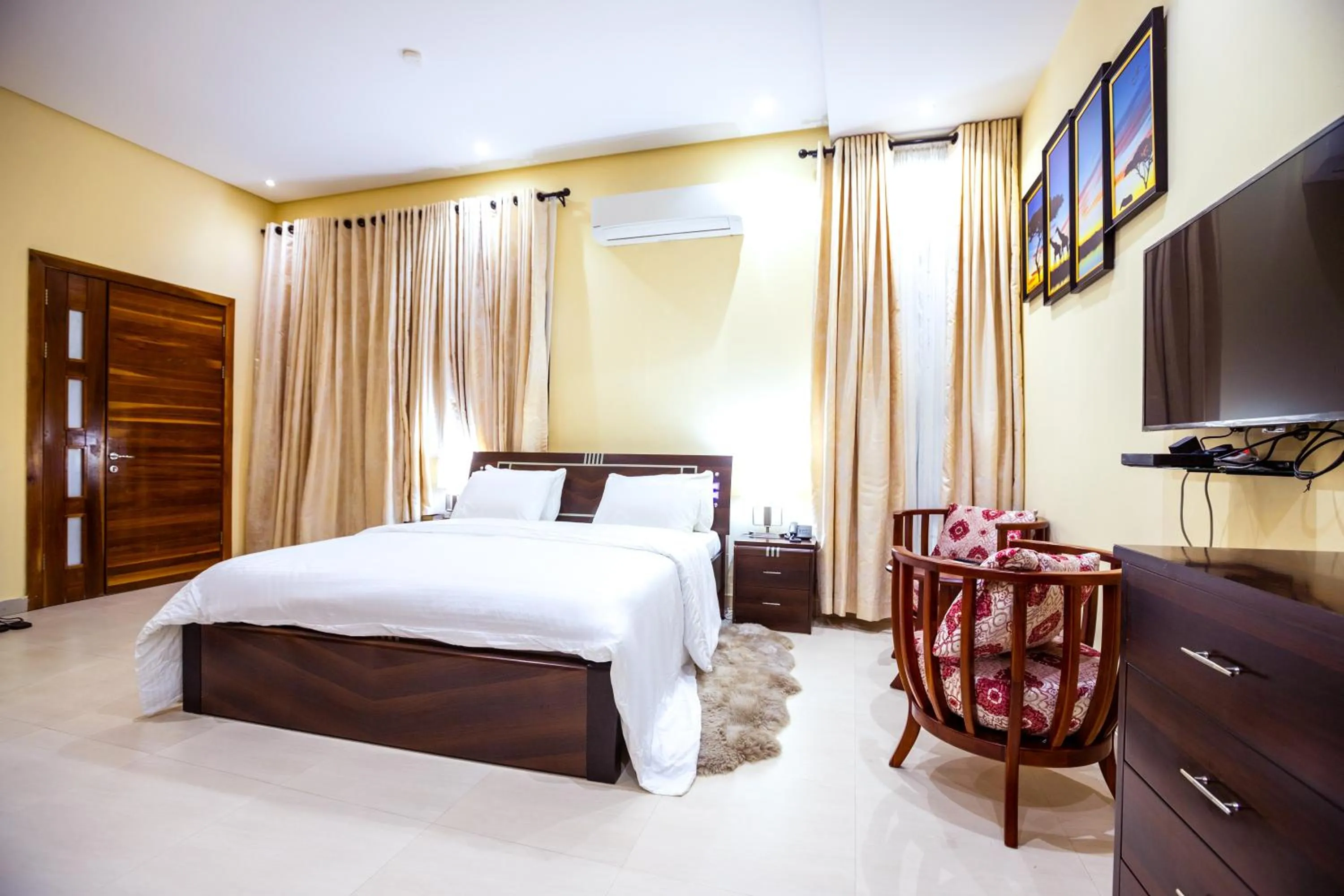 Swimming pool, Bed in Rushmore - Executive Room