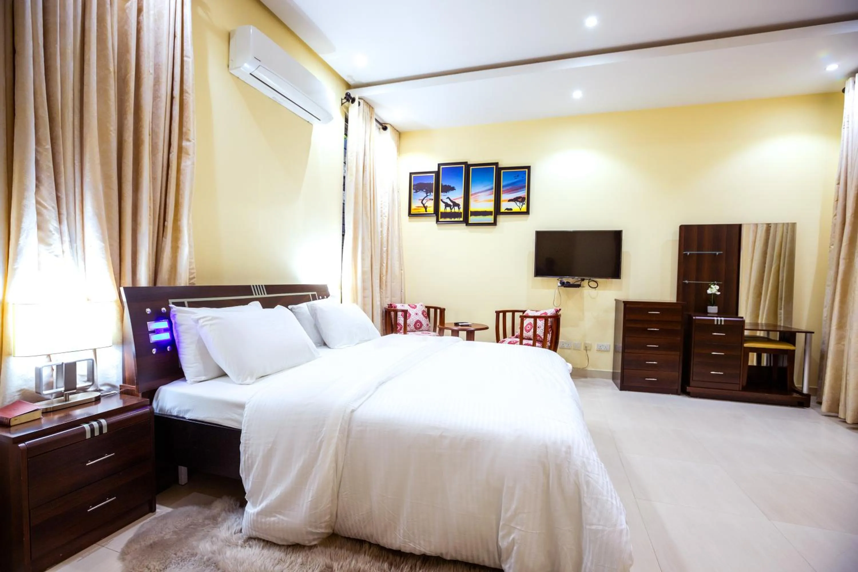 Bedroom, Bed in Rushmore - Executive Room