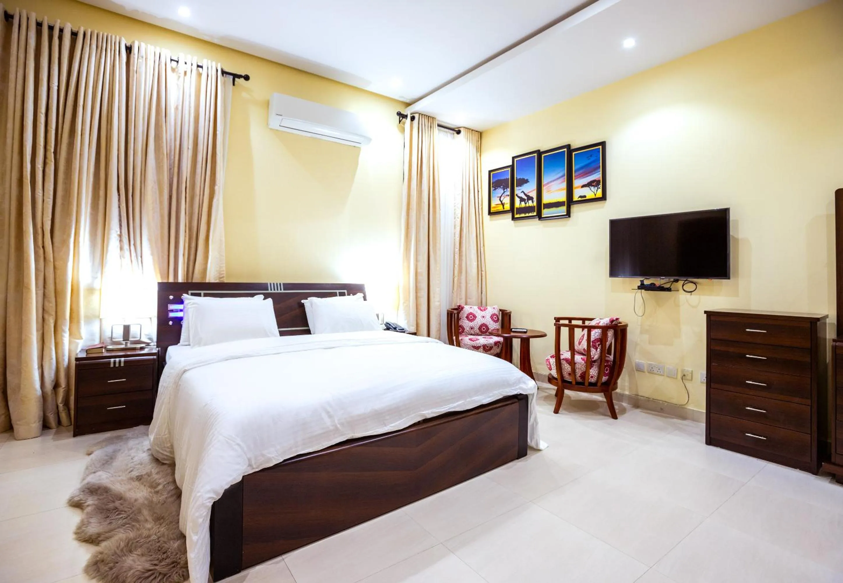 Swimming pool, Bed in Rushmore - Executive Room