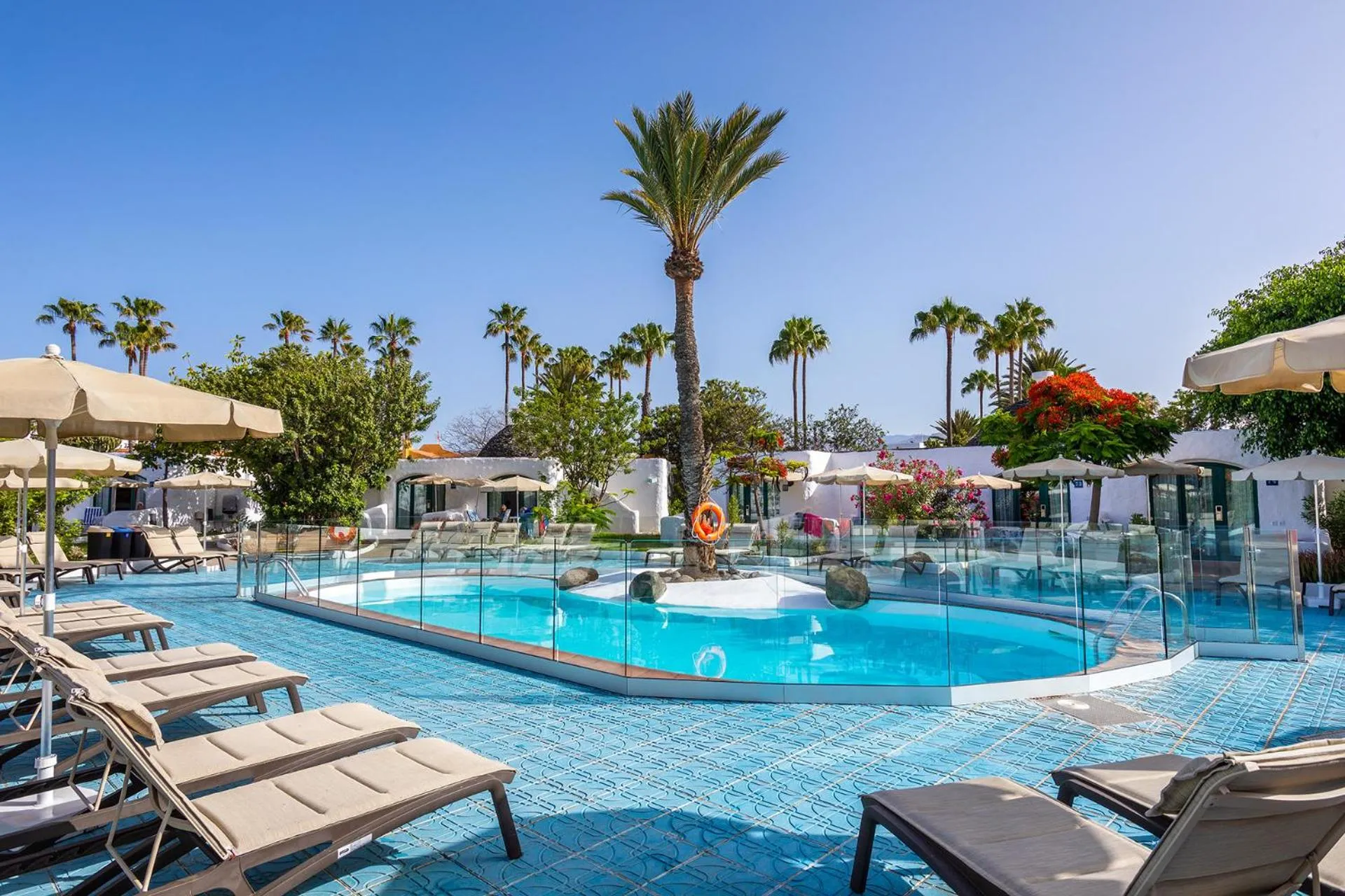 Swimming pool in MUR Bungalows Parque Romantico