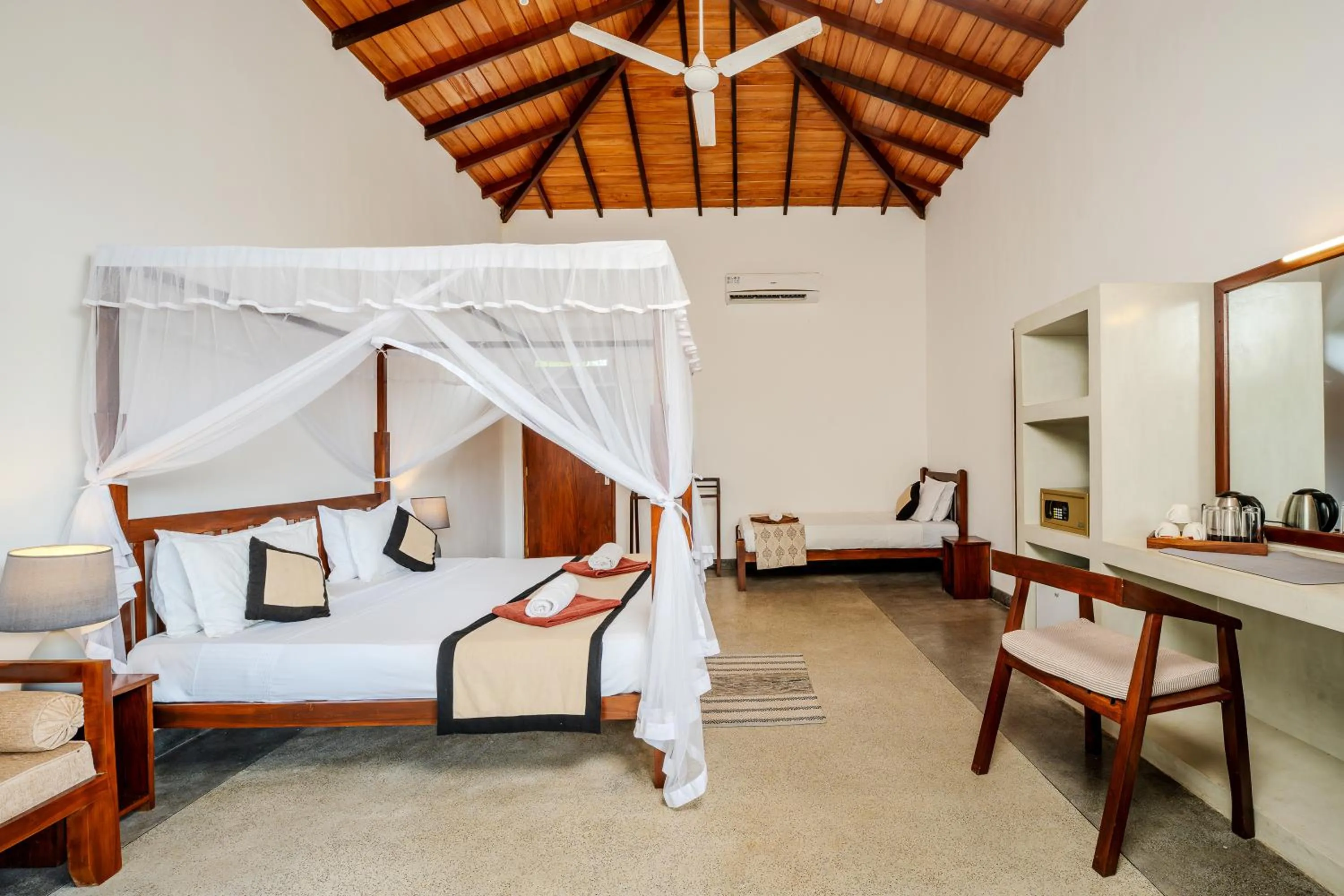 Bedroom, Bed in Serenity Boutique - Unawatuna