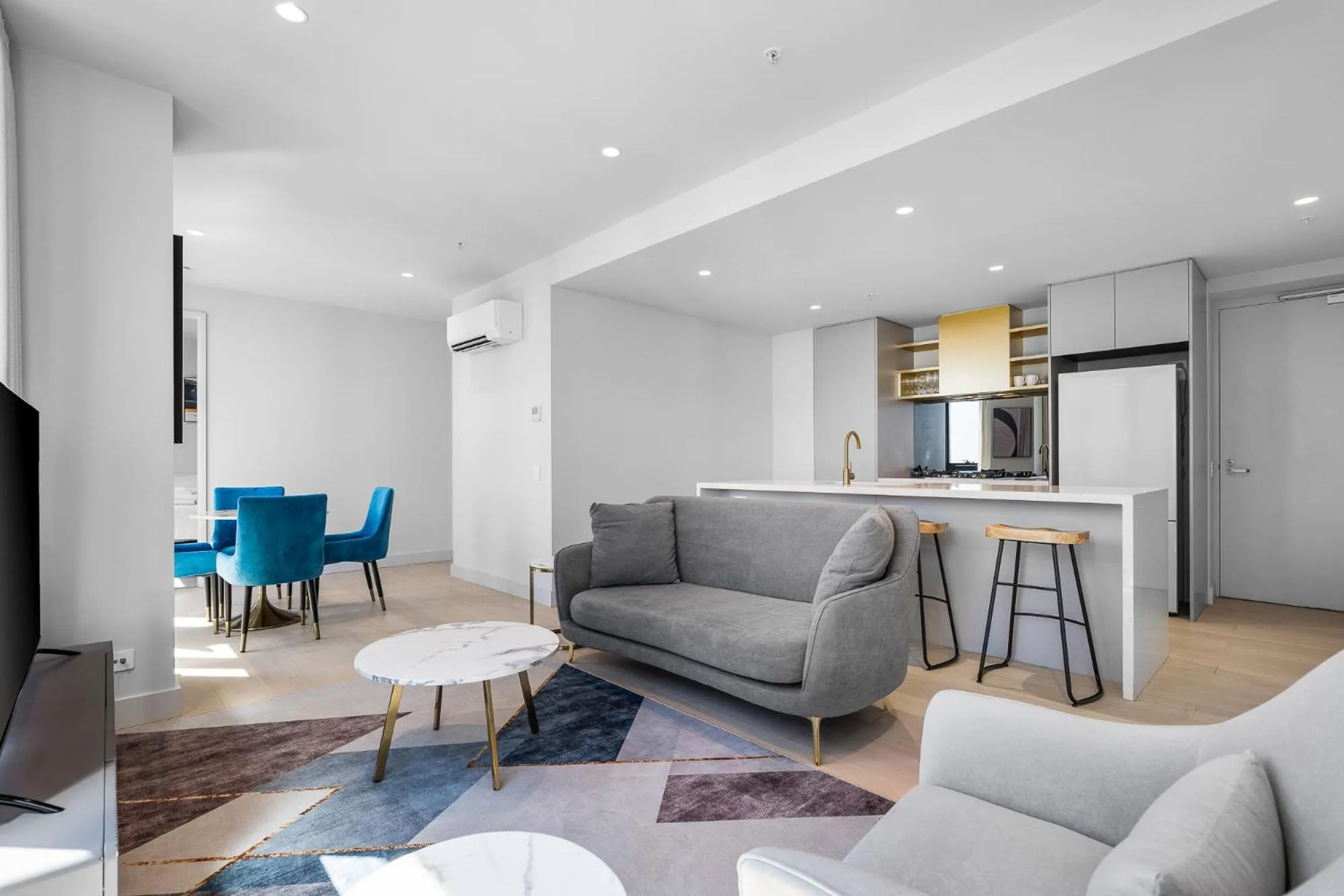 TV and multimedia in Paragon Apartments by CLLIX