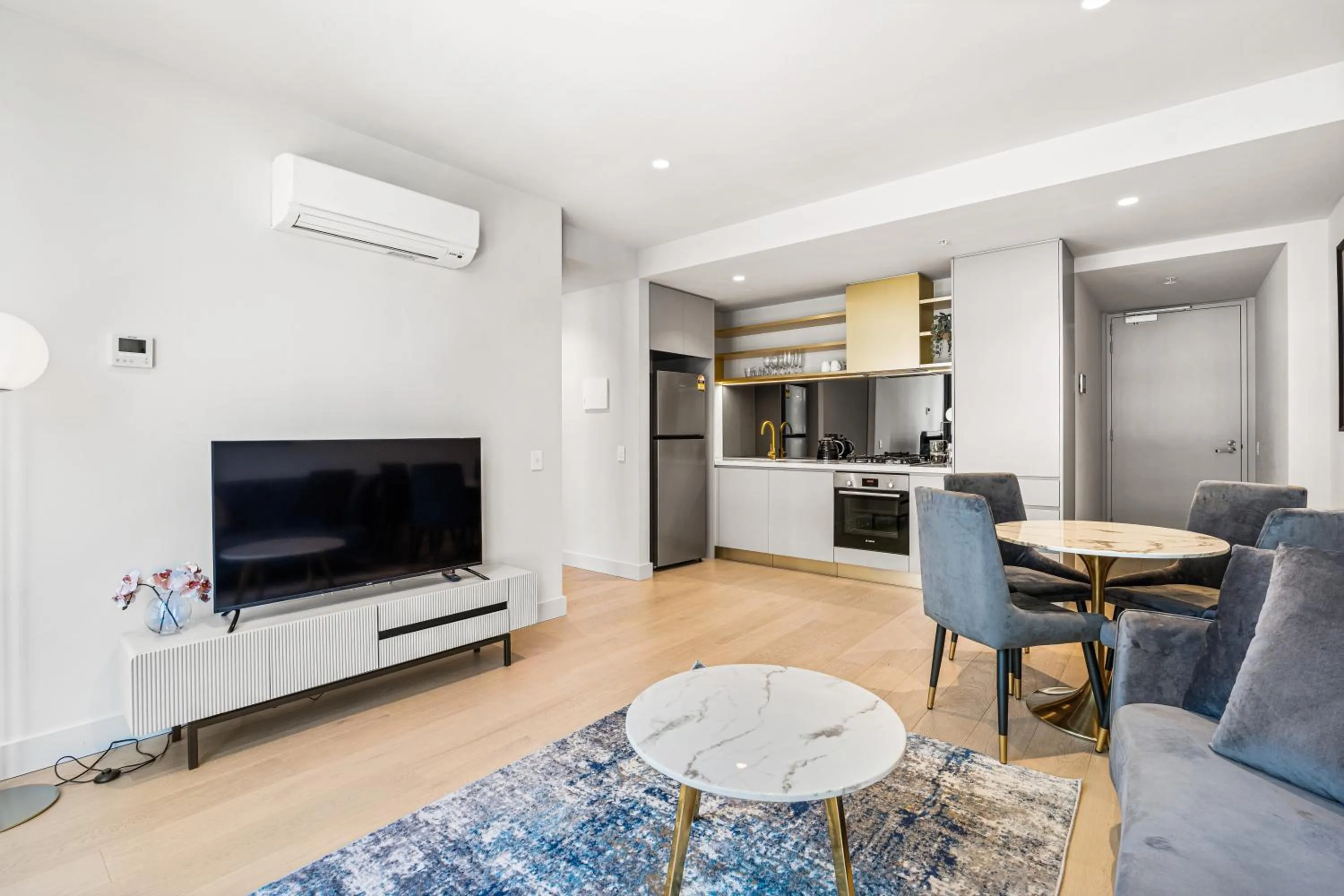 TV and multimedia in Paragon Apartments by CLLIX