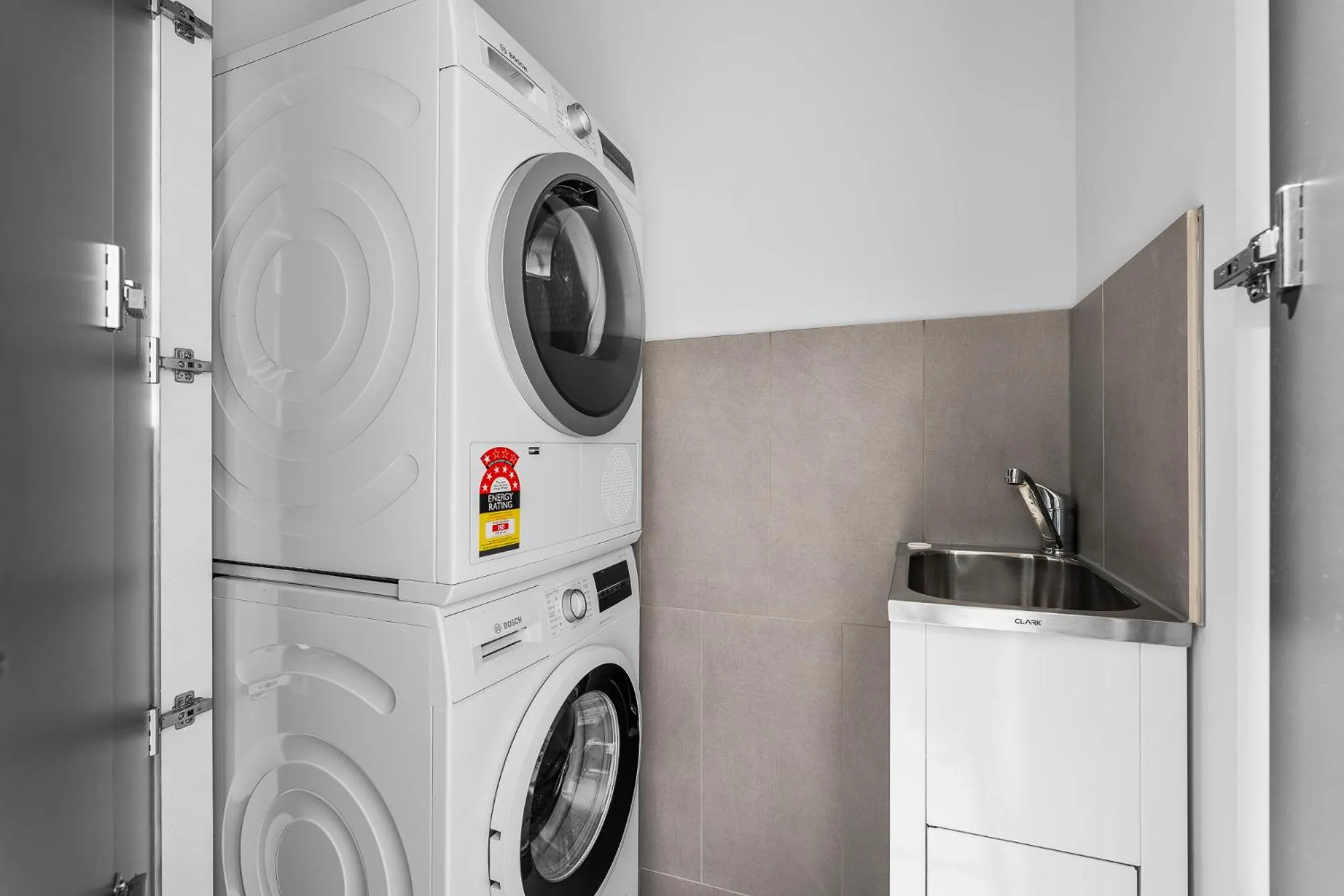 washing machine in Paragon Apartments by CLLIX