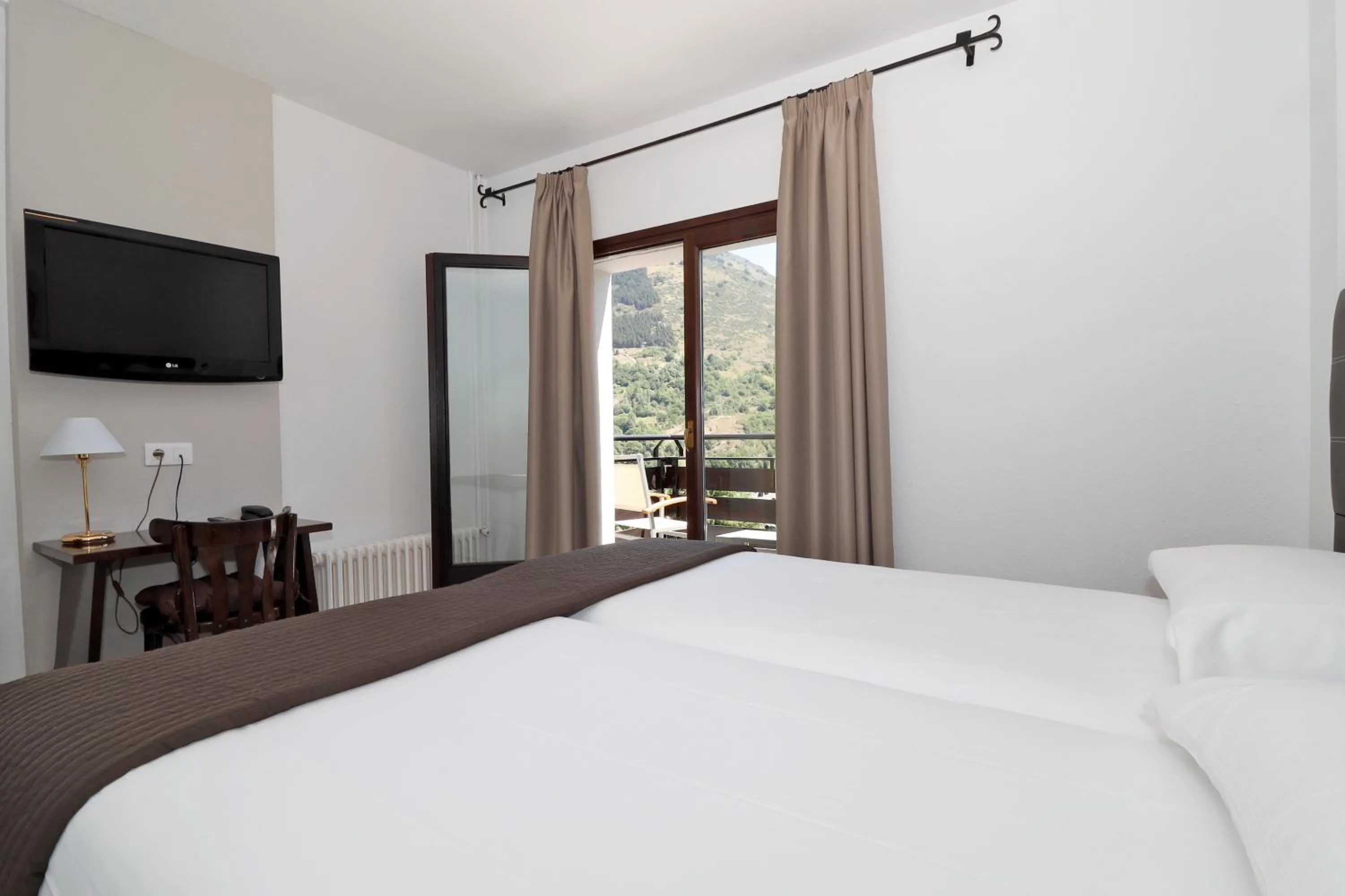 Bed in Hotel Blu Aran