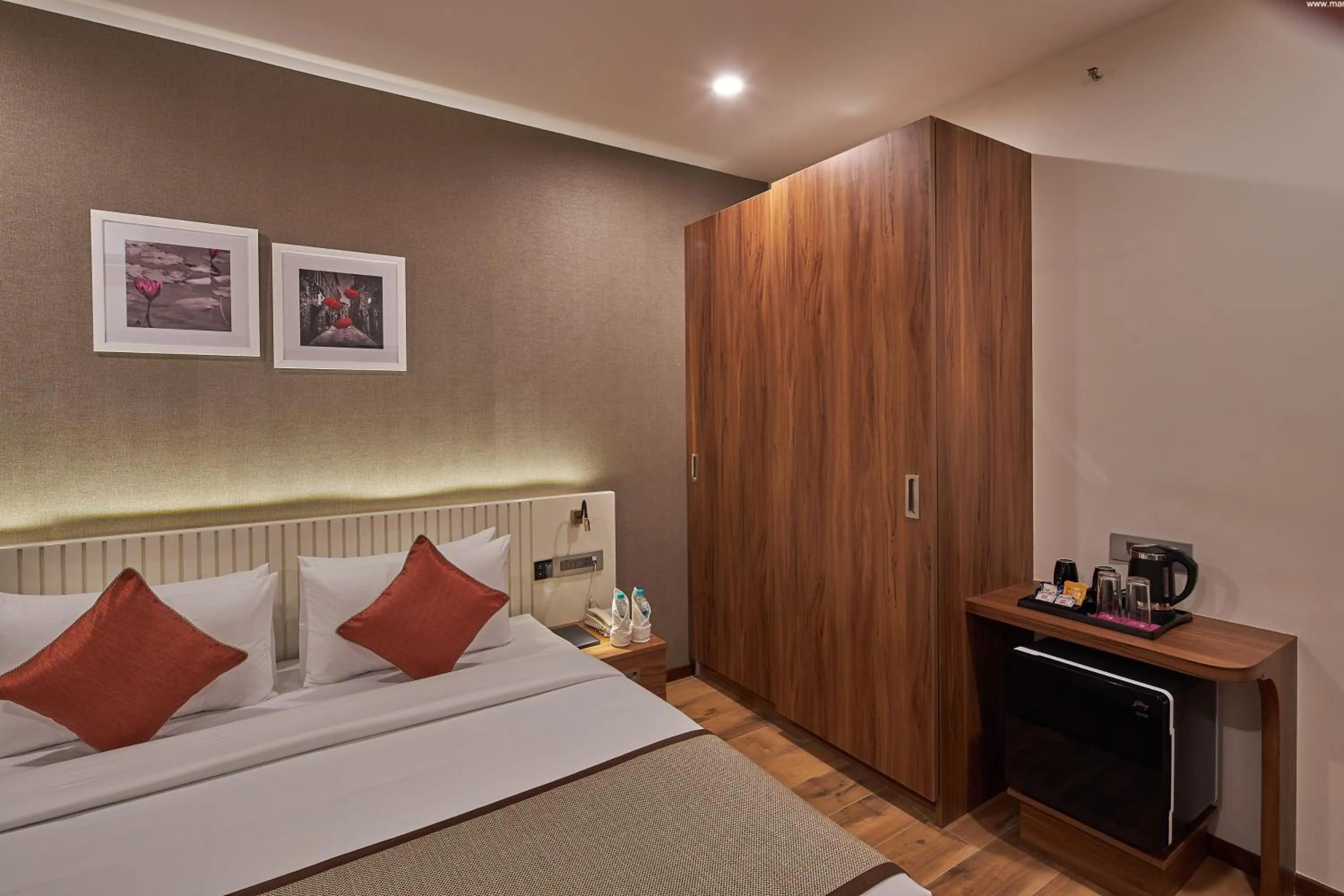 wardrobe, Bed in Regenta Inn Grand-ORR, Mahadevapura