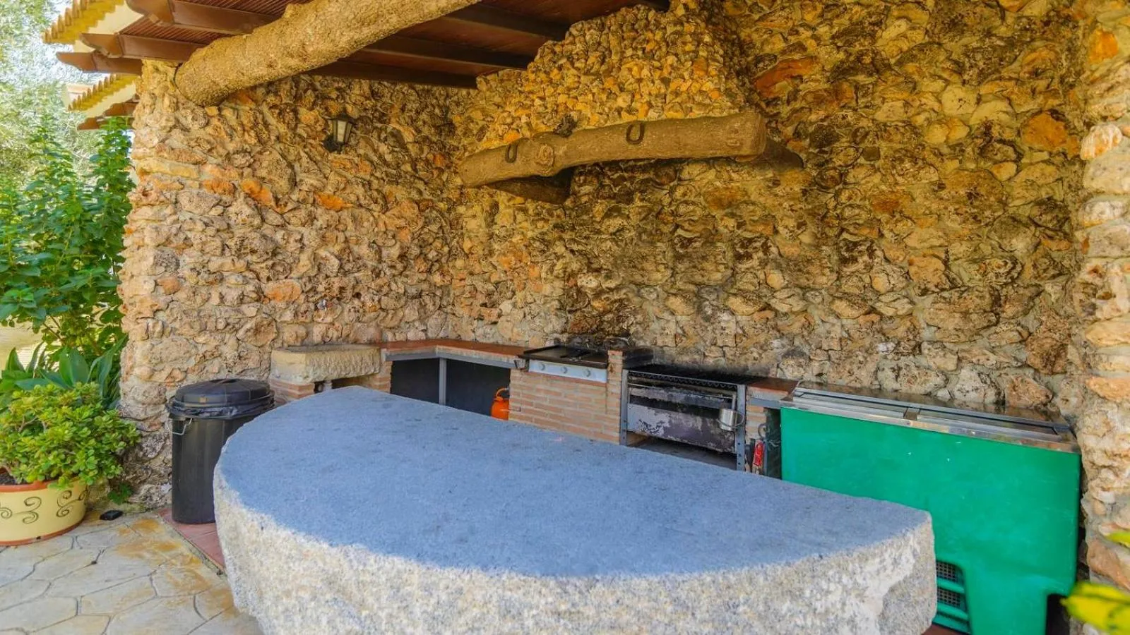 BBQ facilities in La Villa del Lago Iznájar by Ruralidays