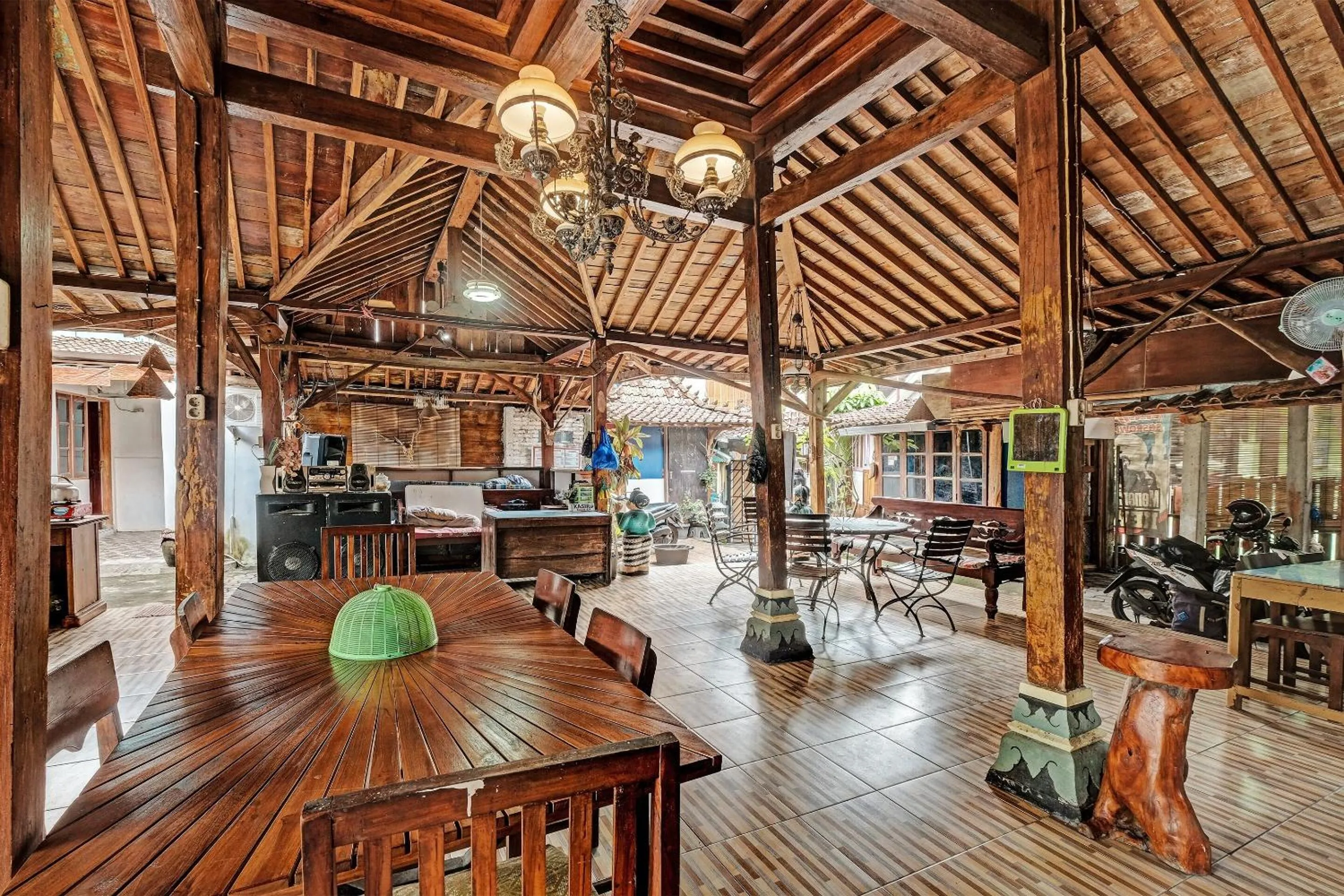 Lobby or reception in SPOT ON 91916 Joglo Doyong Homestay Syariah