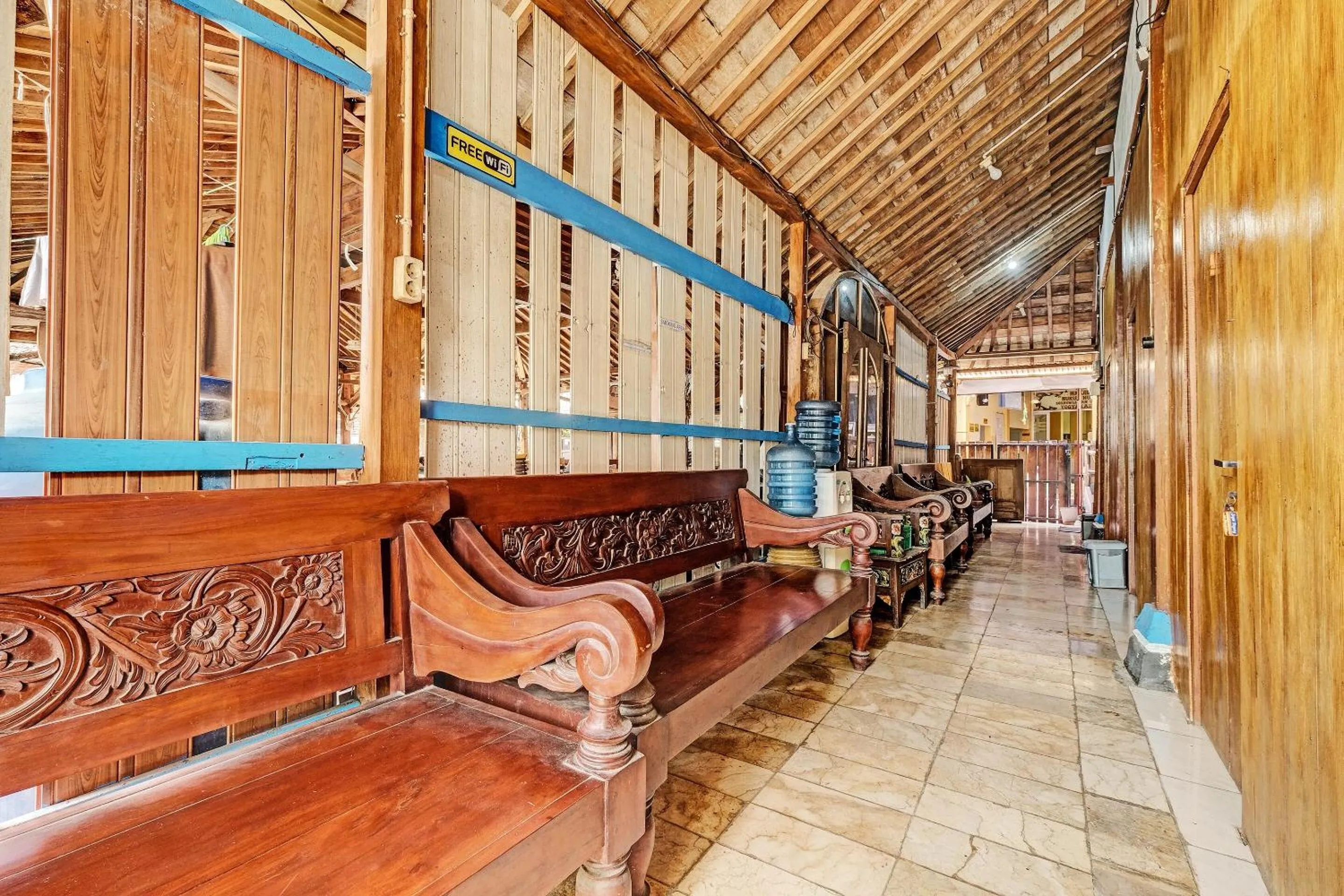 Lobby or reception in SPOT ON 91916 Joglo Doyong Homestay Syariah