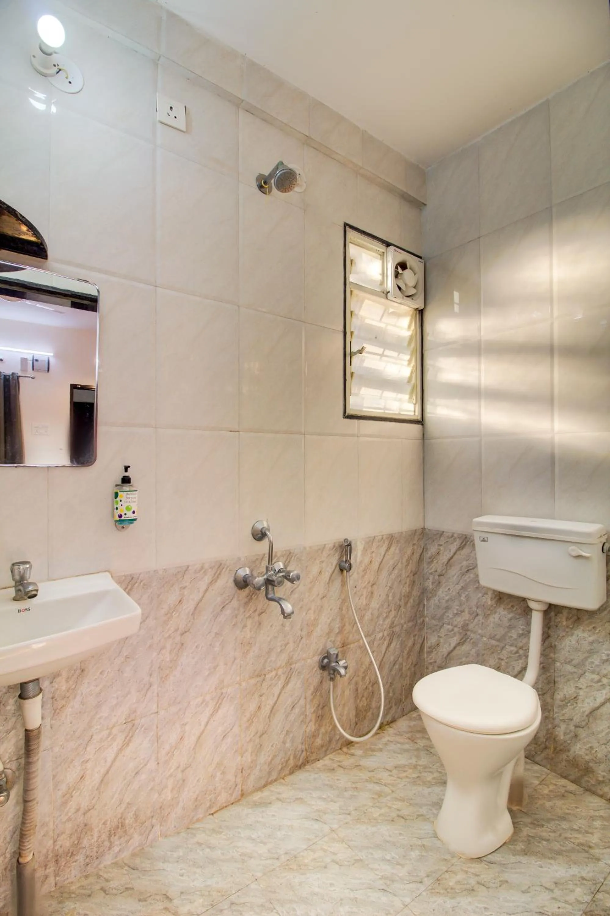 Toilet in Hotel Elegant Lodging