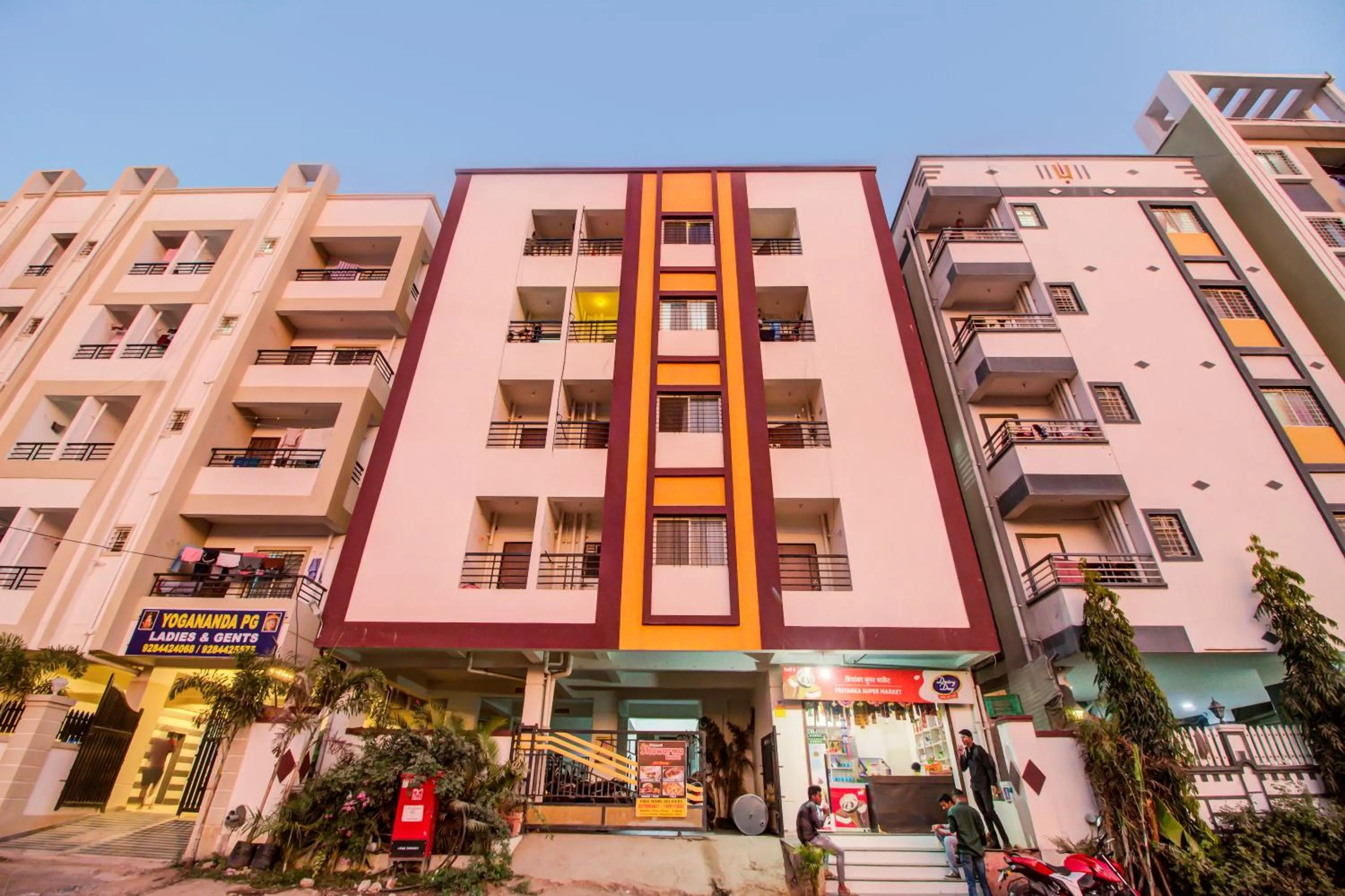 Property building in Hotel Elegant Lodging