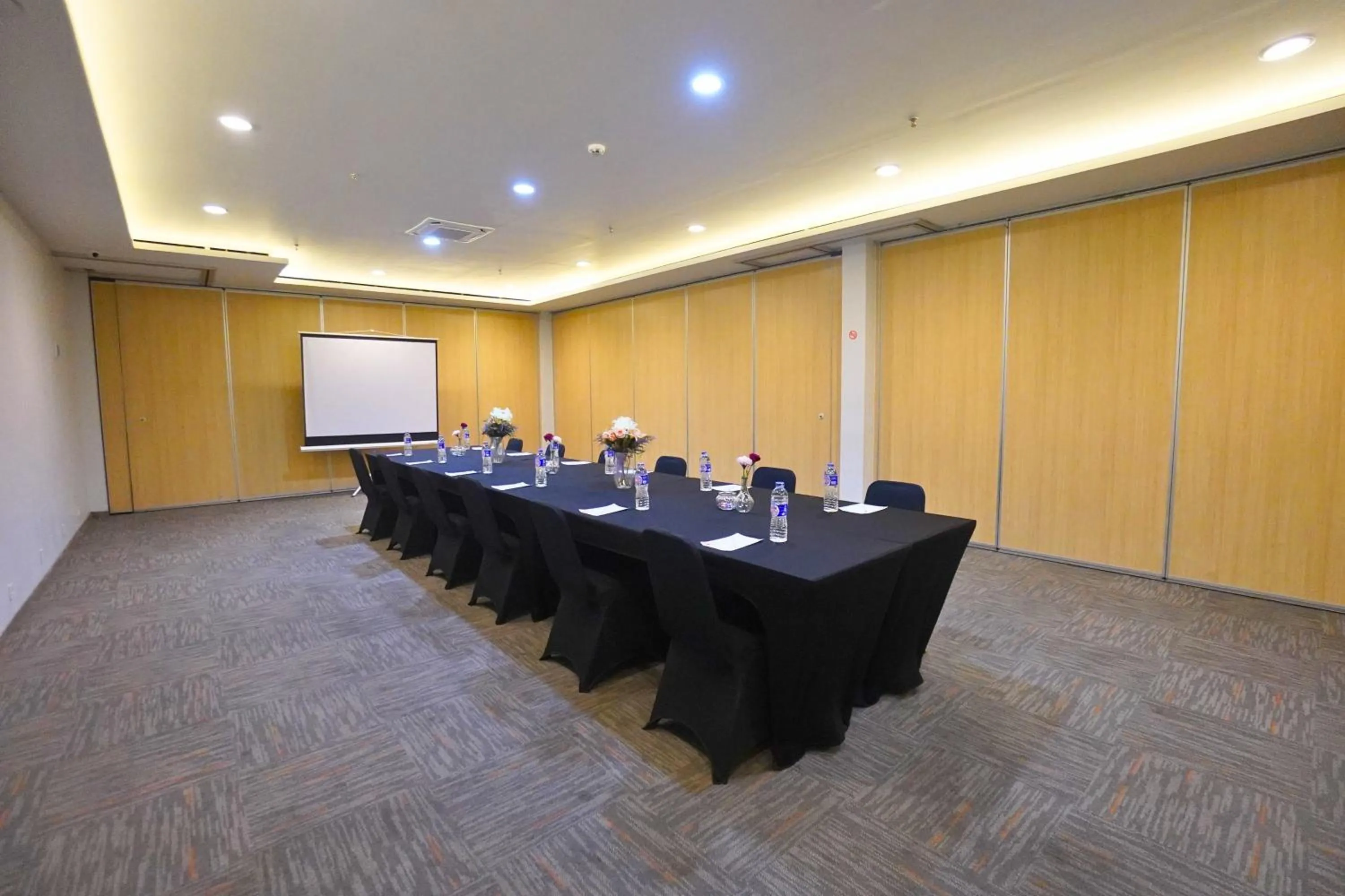 Meeting/conference room in Front One Hotel Pasir Koja Bandung