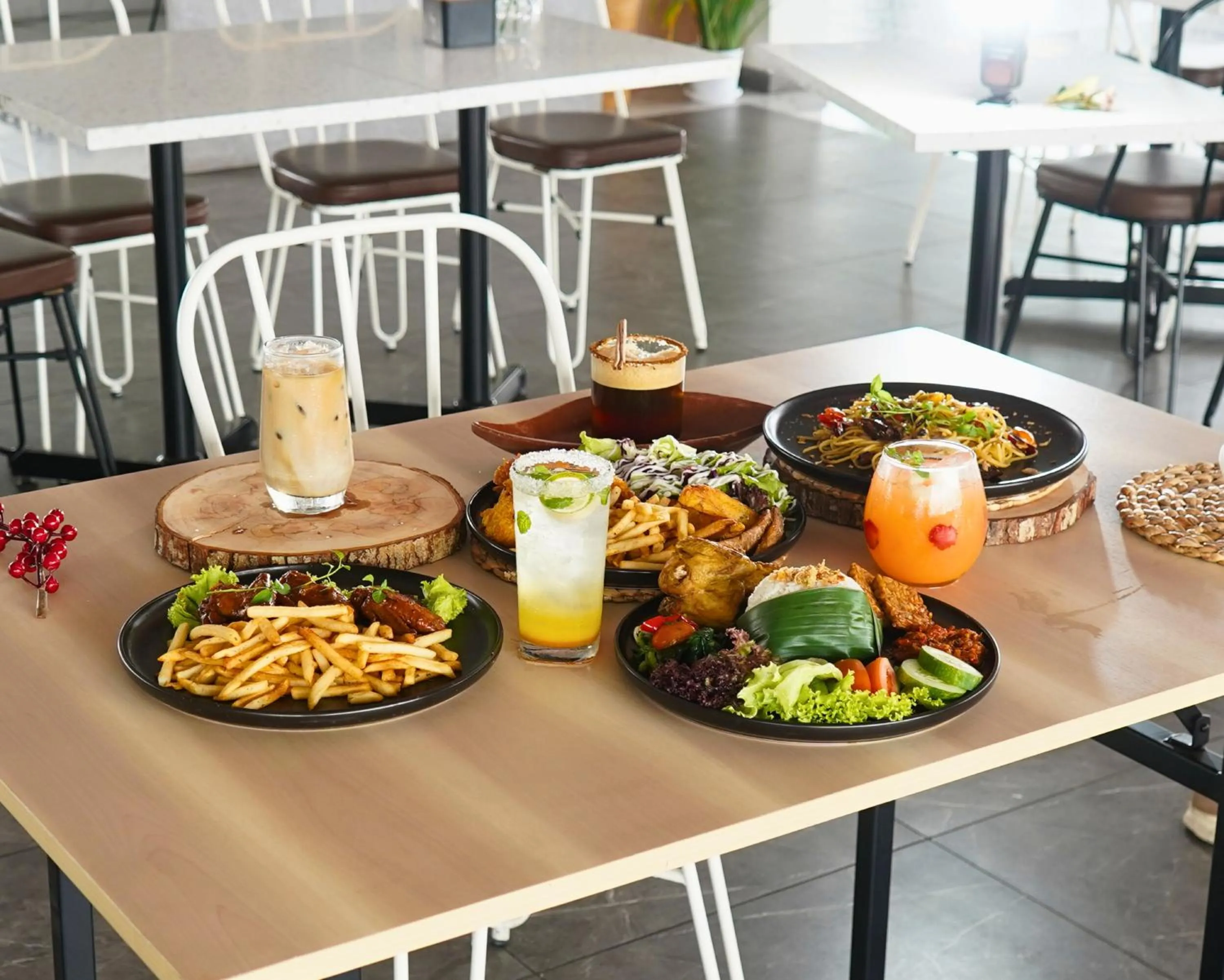 Restaurant/places to eat in Front One Hotel Pasir Koja Bandung