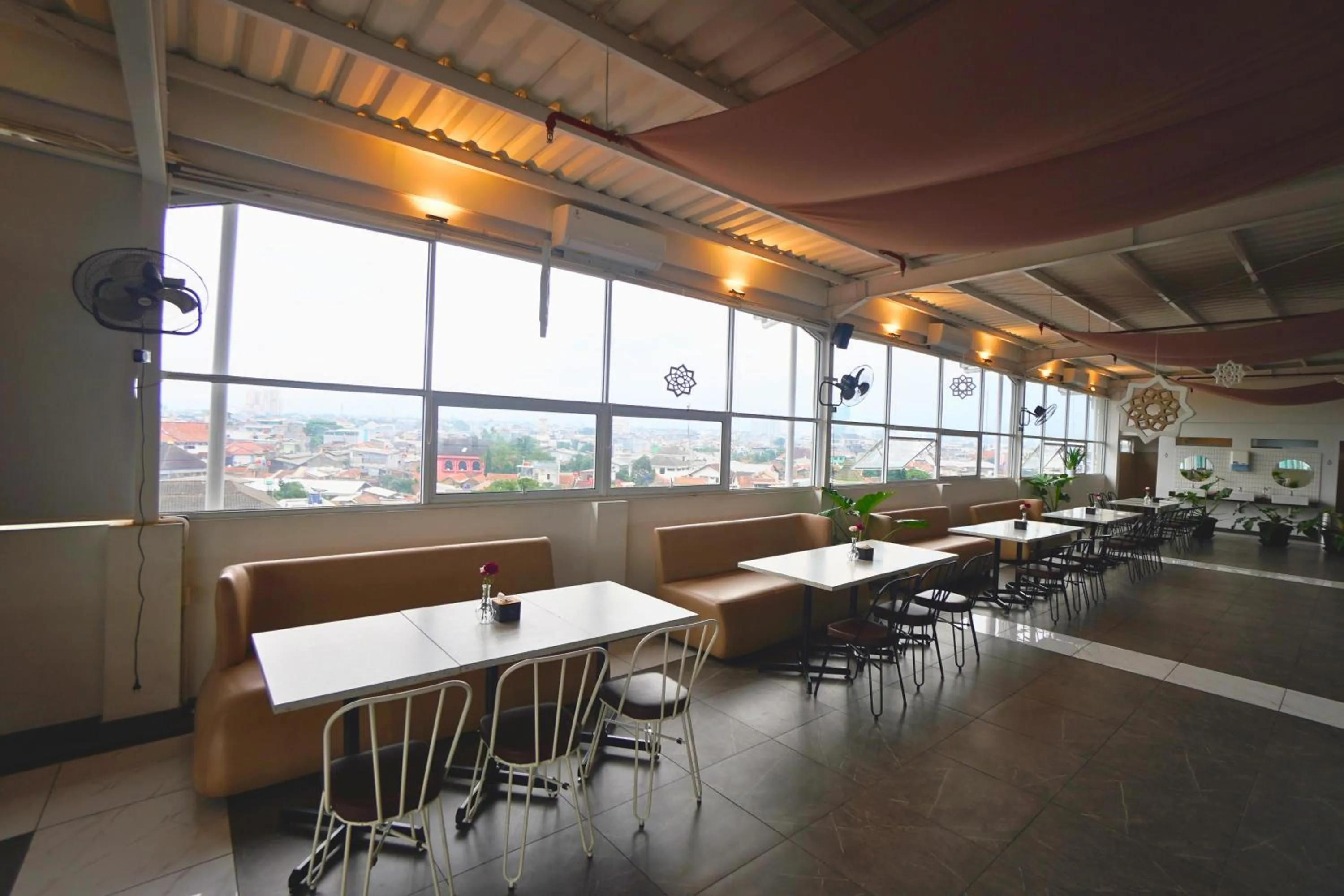 Restaurant/places to eat in Front One Hotel Pasir Koja Bandung