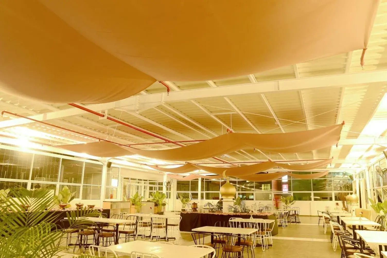 Restaurant/places to eat in Front One Hotel Pasir Koja Bandung Restaurant/places to eat in Front One Hotel Pasir Koja Bandung