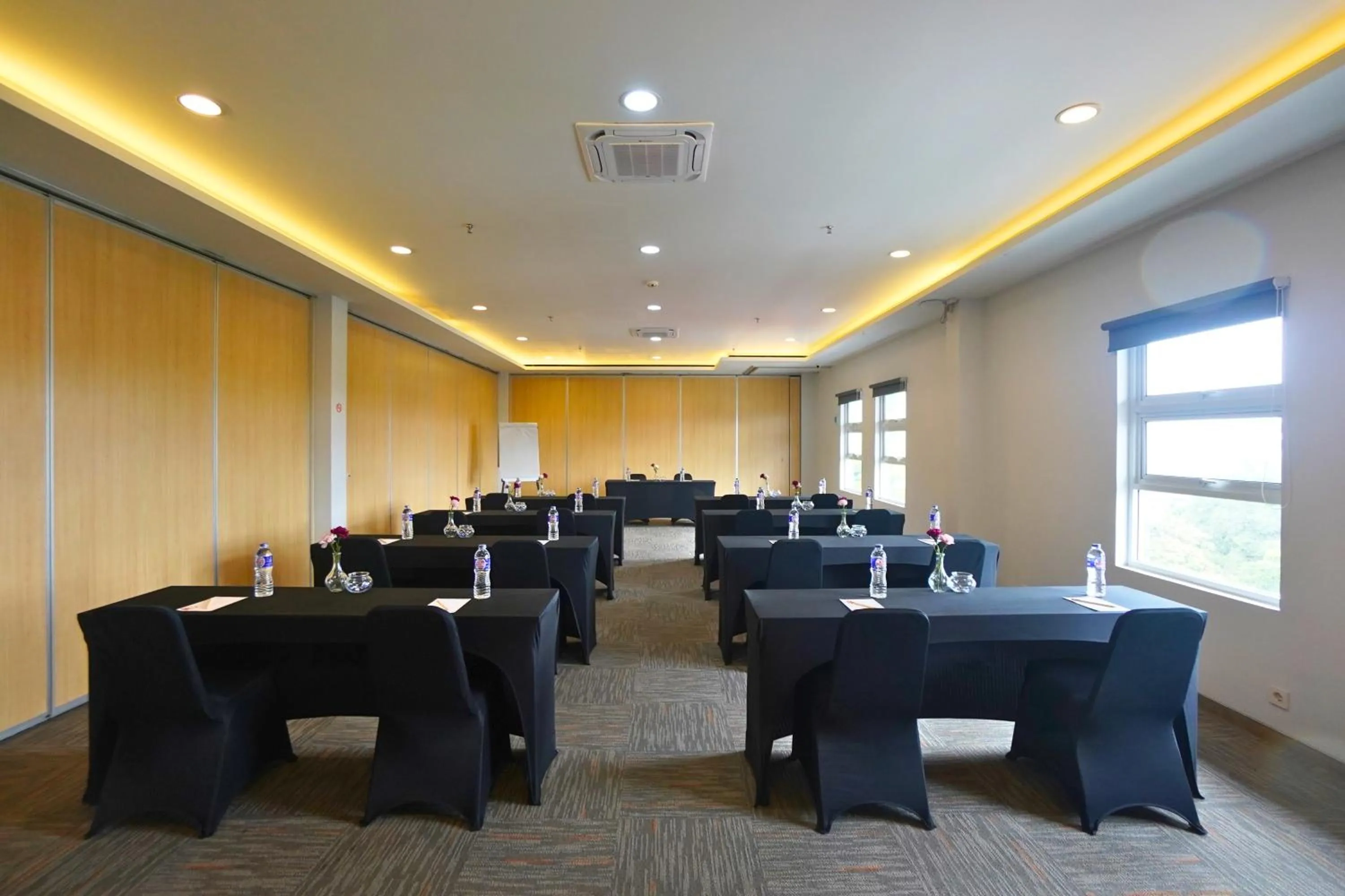 Meeting/conference room in Front One Hotel Pasir Koja Bandung