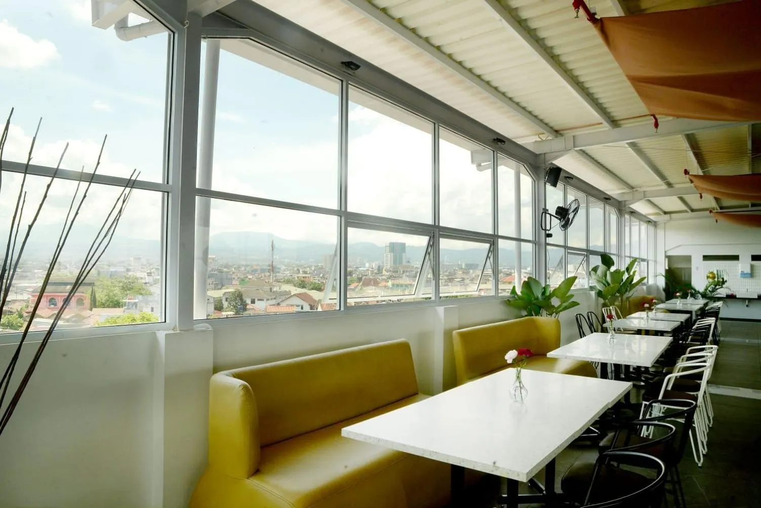 Restaurant/places to eat in Front One Hotel Pasir Koja Bandung