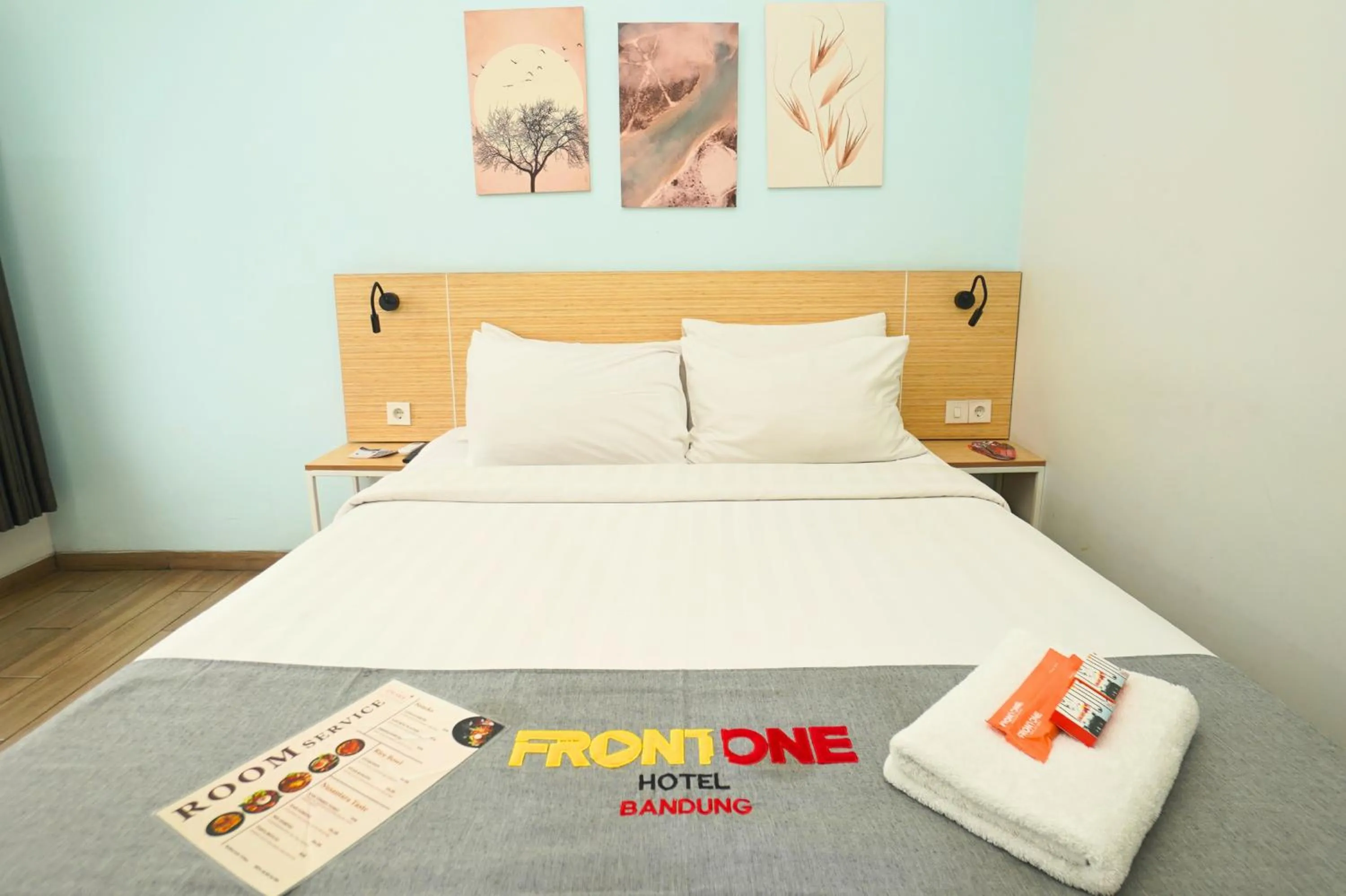 Bedroom, Bed in Front One Hotel Pasir Koja Bandung