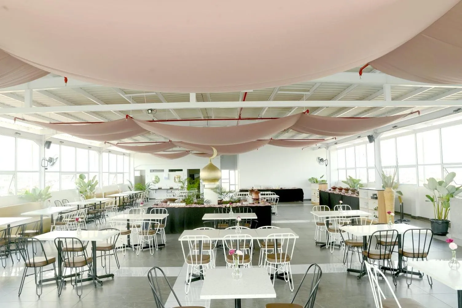 Restaurant/places to eat in Front One Hotel Pasir Koja Bandung