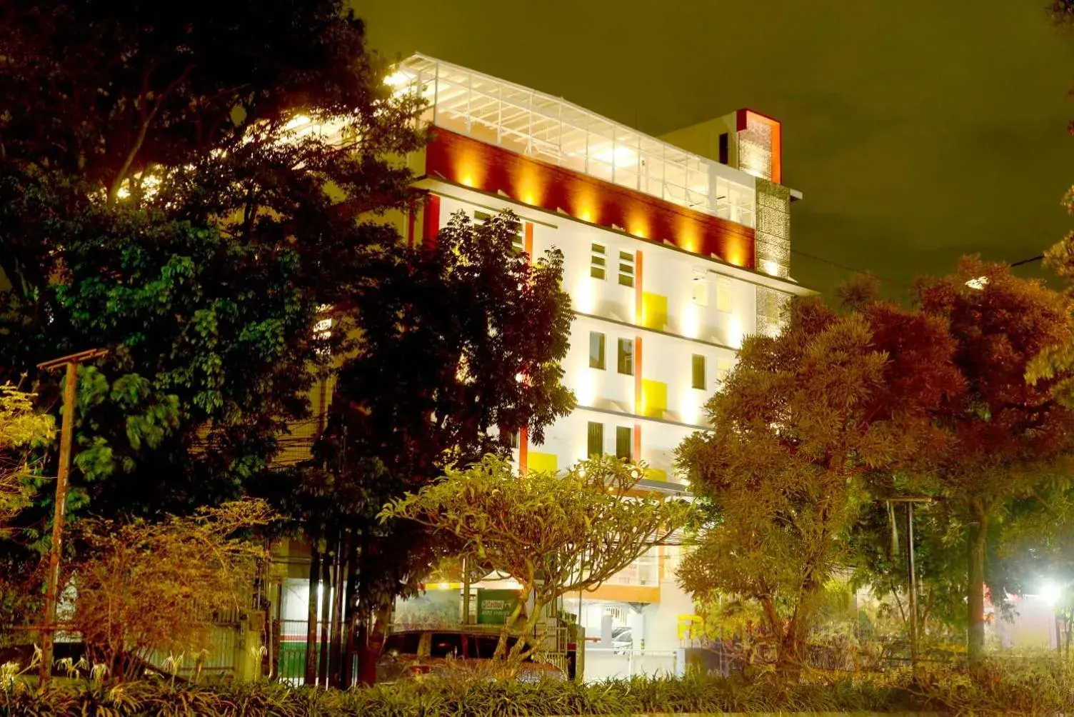 Property building in Front One Hotel Pasir Koja Bandung Property building in Front One Hotel Pasir Koja Bandung