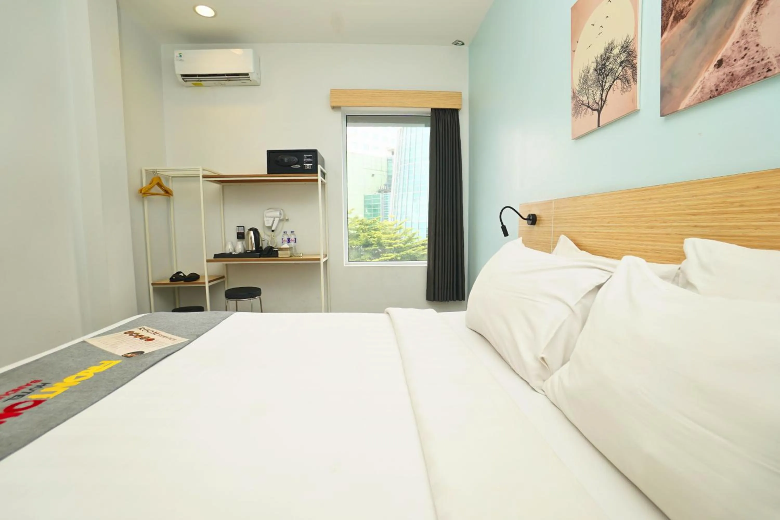 Bedroom, Bed in Front One Hotel Pasir Koja Bandung