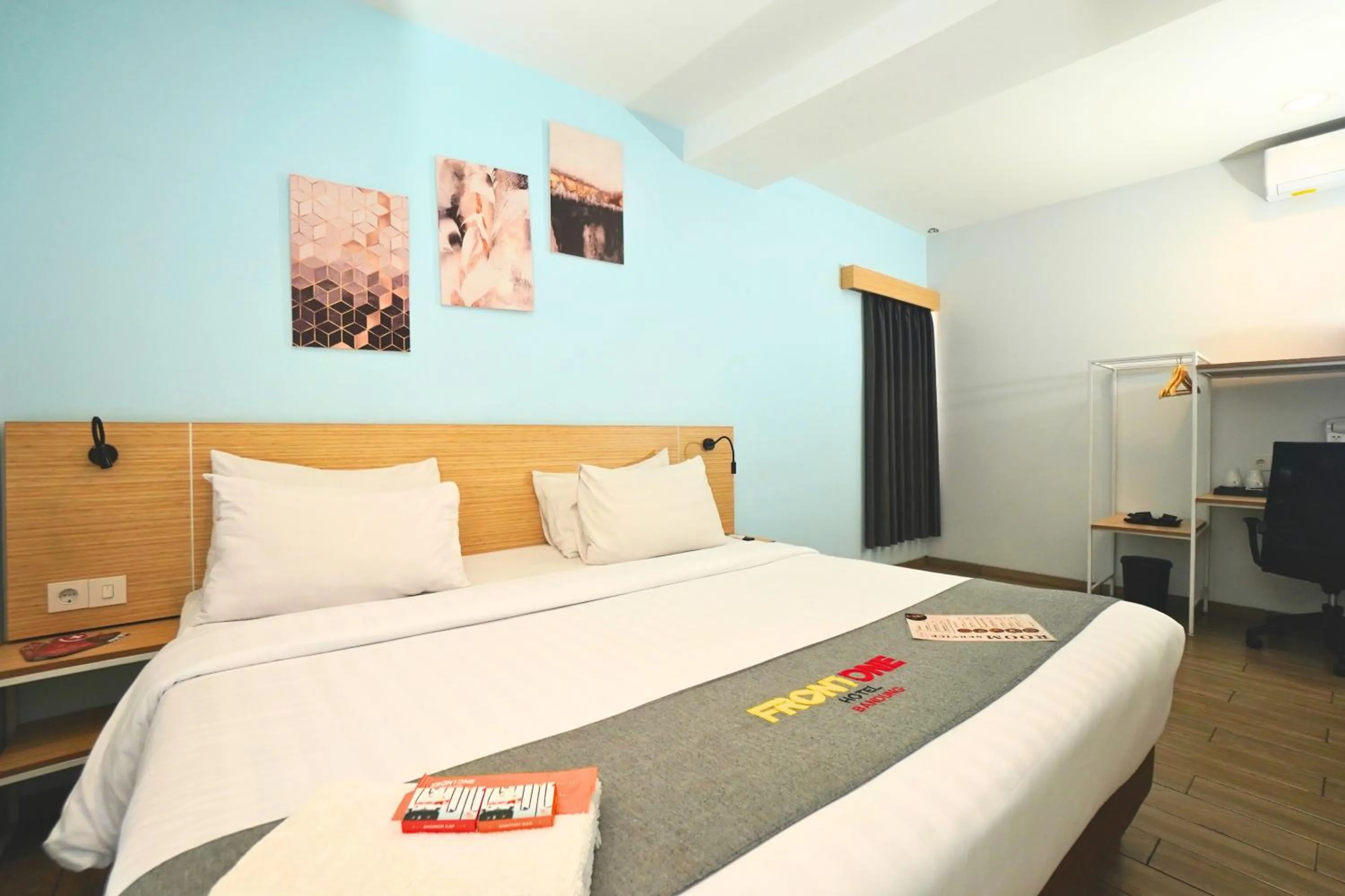 Bedroom, Bed in Front One Hotel Pasir Koja Bandung