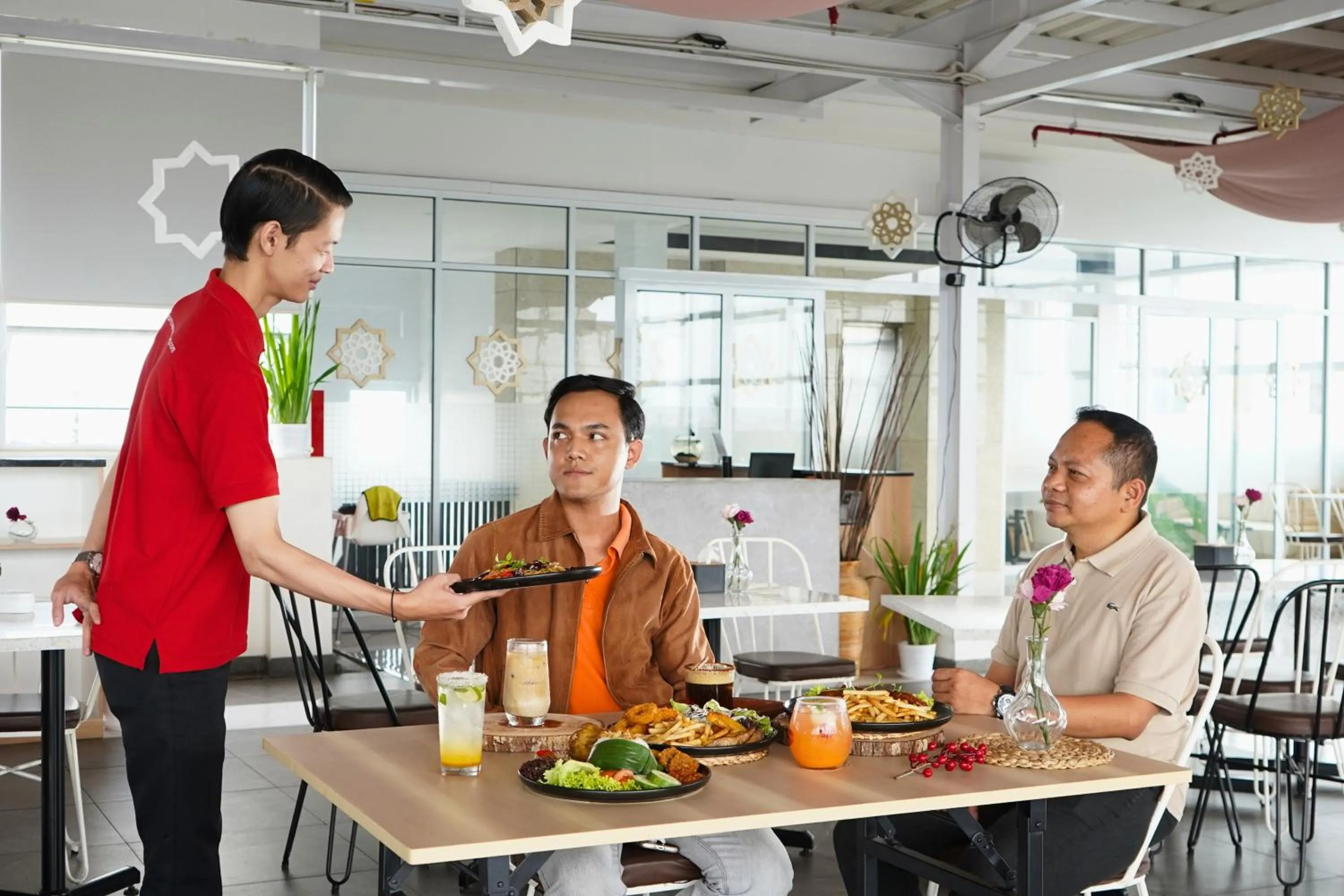 Restaurant/places to eat in Front One Hotel Pasir Koja Bandung