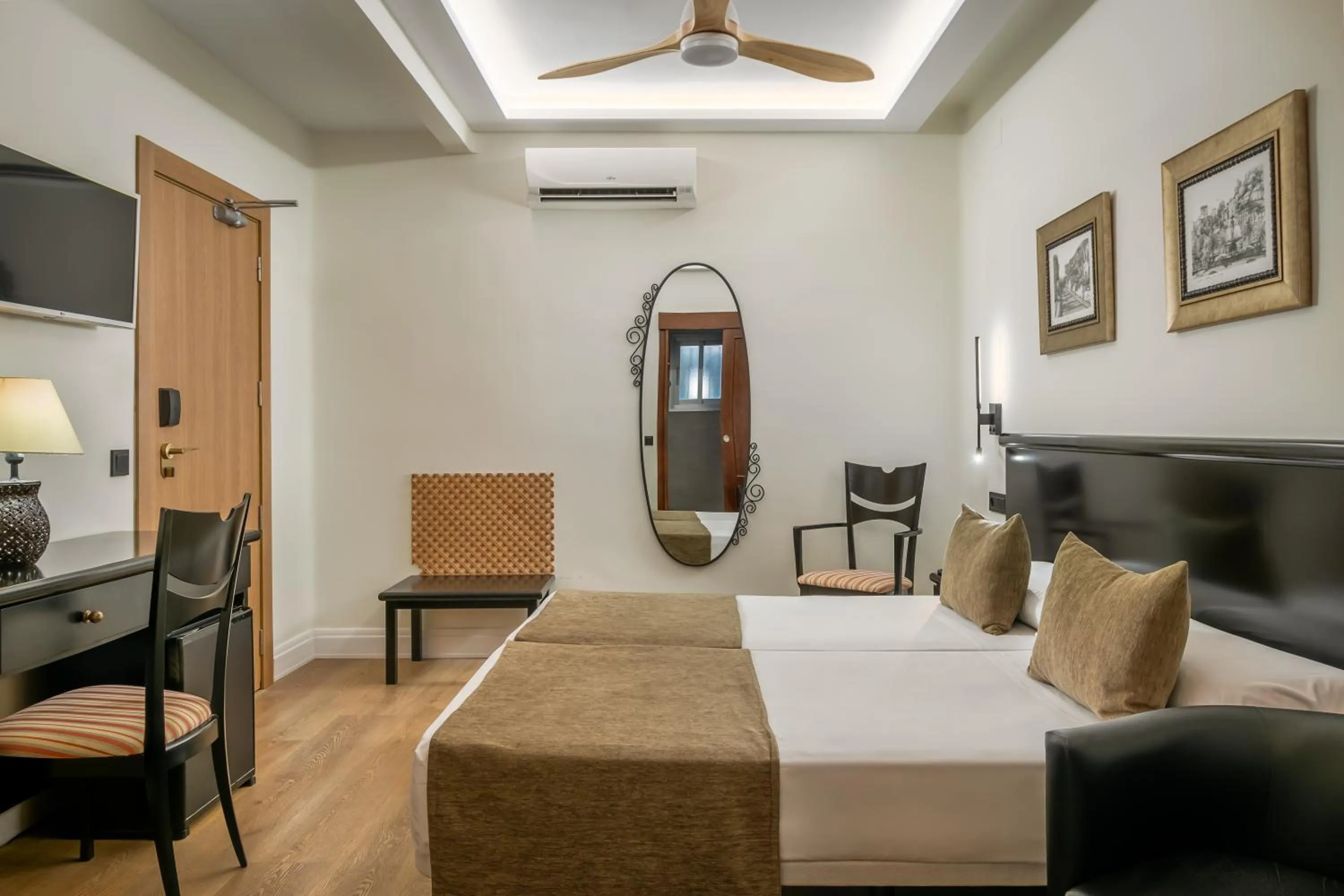 Photo of the whole room in BYPILLOW California