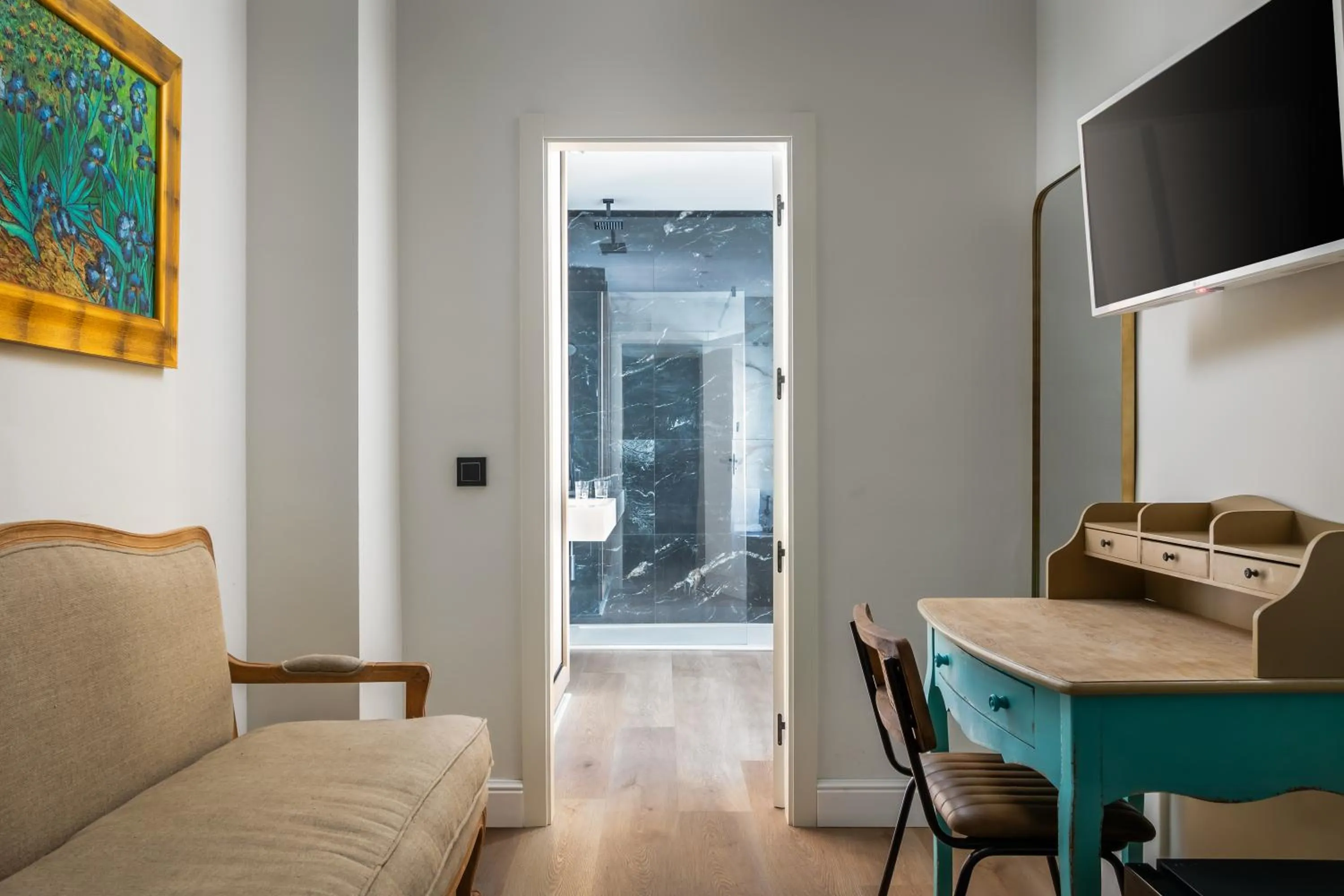 Photo of the whole room in BYPILLOW California