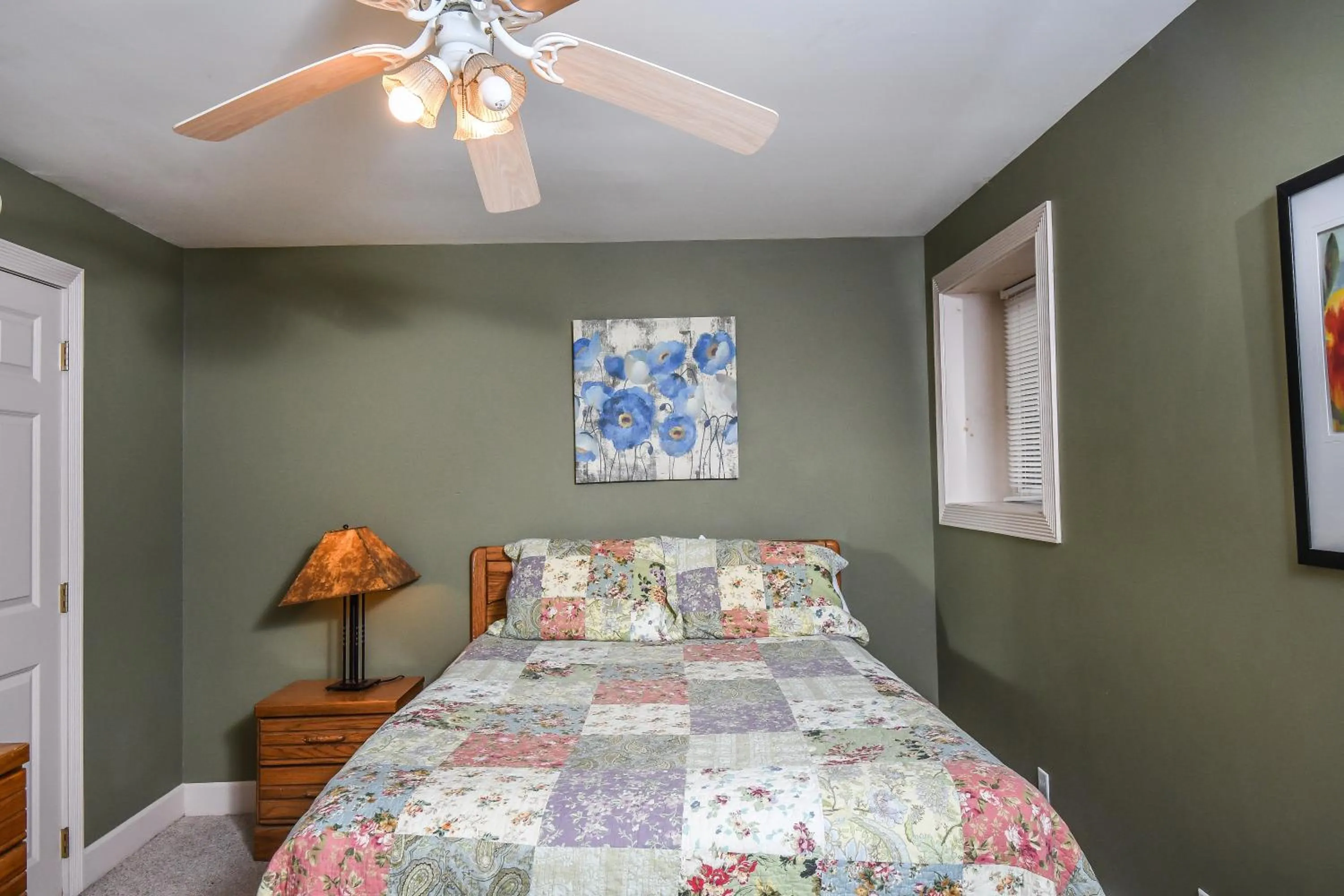Property building, Bed in Highland Retreat